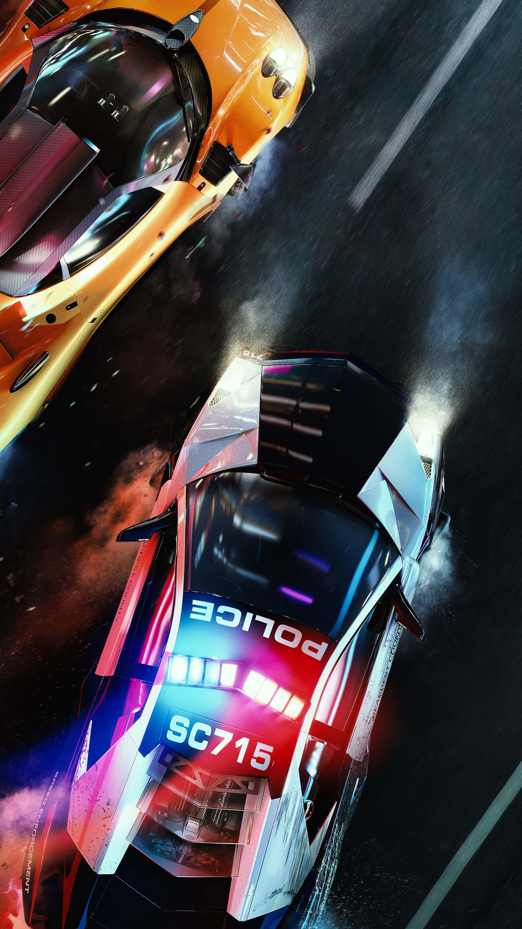 race car 桌布 壁紙 — 一輛警車閃著警燈在濕滑的夜路上追逐一輛金色跑車，展開高速追逐。