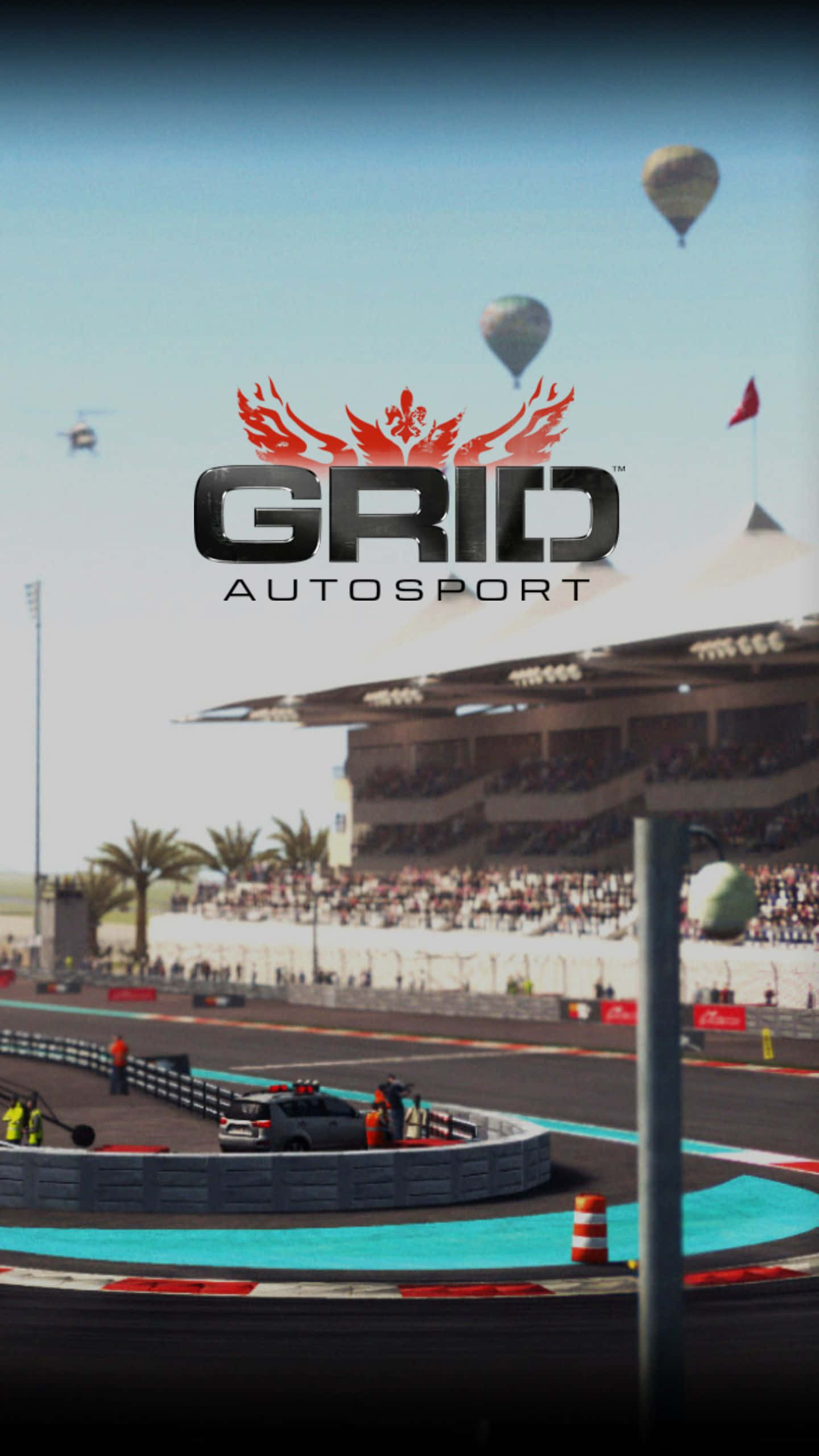 Android Grid Autosport 桌布 壁紙 — 一輛賽車在晴朗的天空下沿著彎曲的賽道行駛，現場有熱氣球和一個坐滿觀眾的看台。