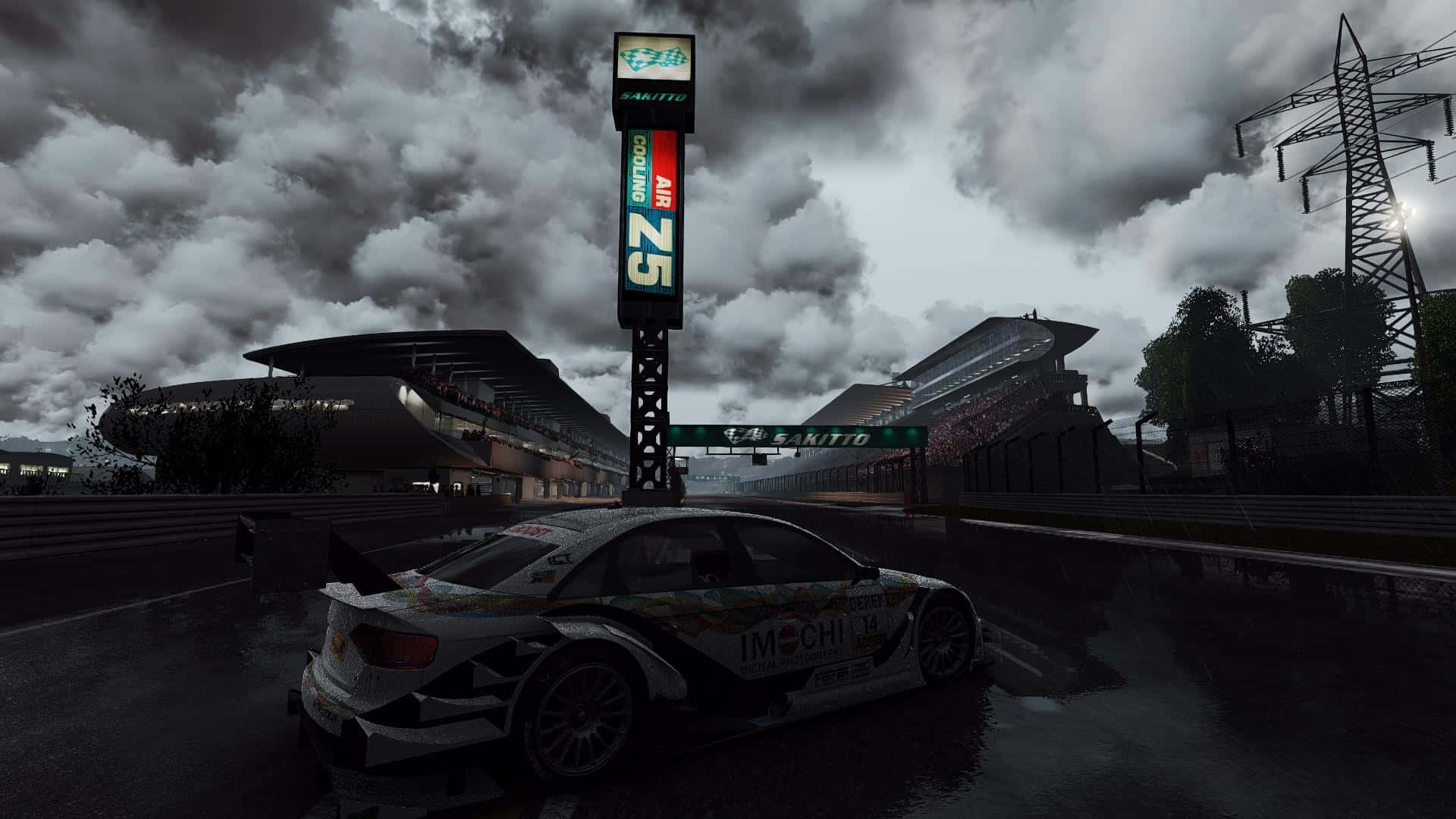 1920x1080 Project Cars 桌布 壁紙 — 一輛賽車在暴雨天空下停在一條濕滑的賽道上，四周是高聳的看台和發光的標牌。
