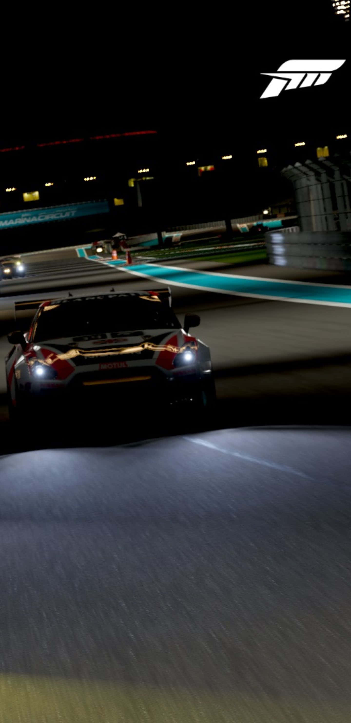 Pixel 3xl Forza Motorsport 7 桌布 壁紙 — 一輛賽車在漆黑的夜間賽道上疾馳，車頭燈閃爍，留下模糊的運動軌跡。