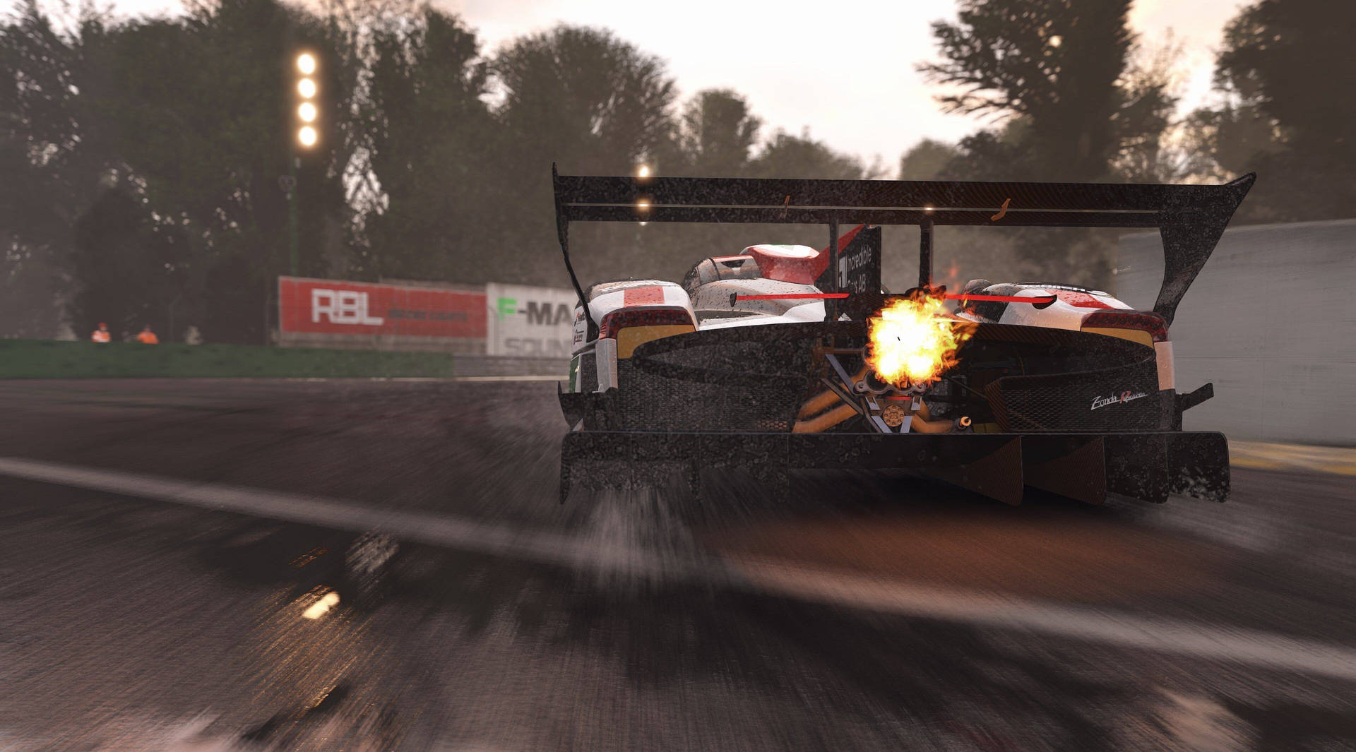 賽車在夜間體育場燈光下於潮濕賽道爆炸起火。 — Project Cars 壁紙