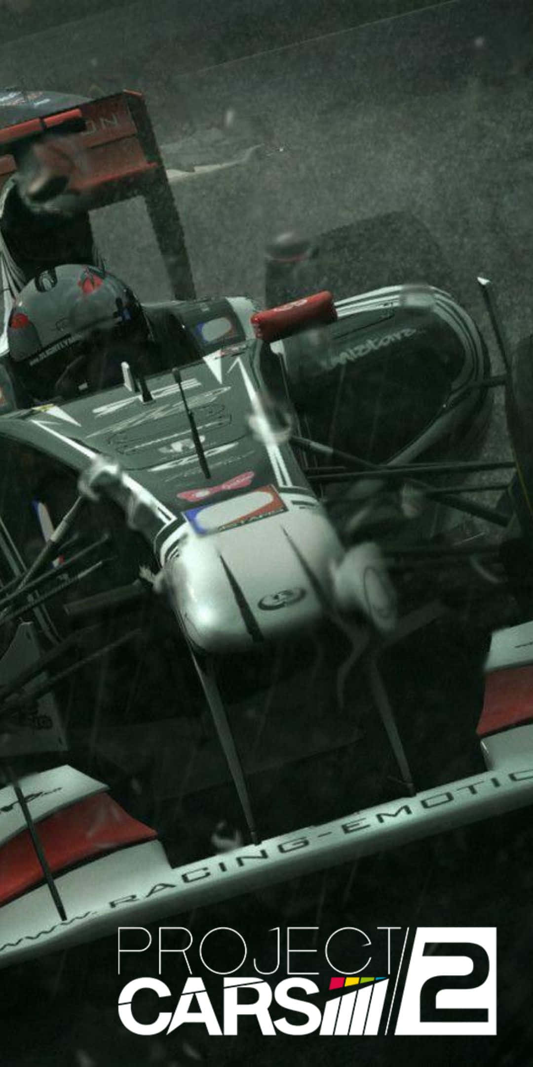 Pixel 3 Project Cars 2 桌布 壁紙 — 一輛賽車在濕滑的賽道上飛馳，可見車手頭盔，底部有遊戲標誌。