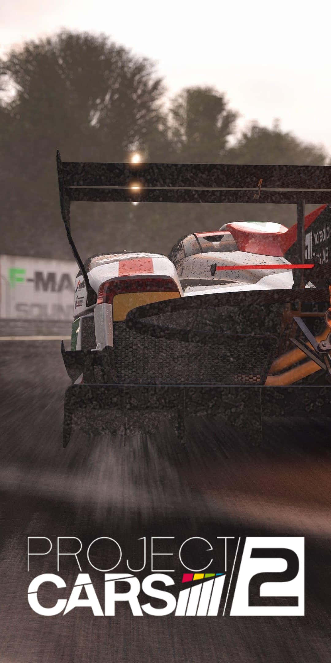 Pixel 3 Project Cars 2 桌布 壁紙 — 一輛賽車在雨水濕滑的彎道上疾馳，水花四濺，背景的樹木變得模糊。