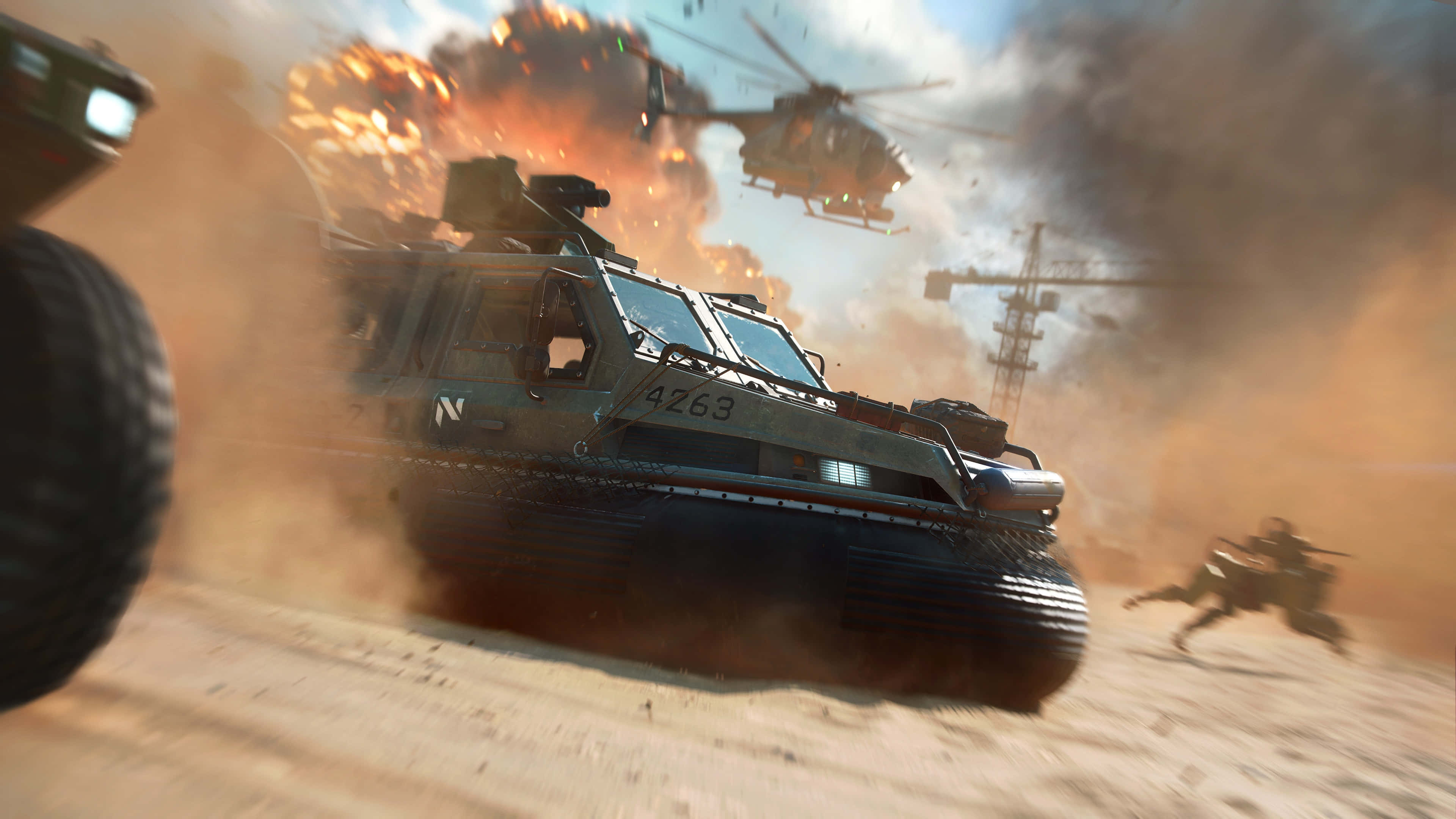 Battlefield Vehicles 桌布 壁紙 — 一輛軍用裝甲車在塵土飛揚的戰場上疾馳，爆炸四起，直升機在頭頂飛過。