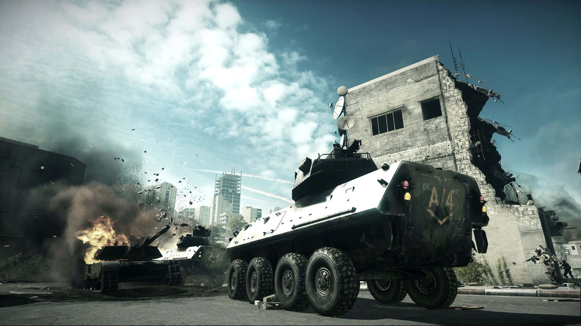 Battlefield Vehicles 桌布 壁紙 — 一輛軍用裝甲車在戰火摧殘的城市街道上佔據主導地位，身後在陰天背景下爆炸和濃煙四起。