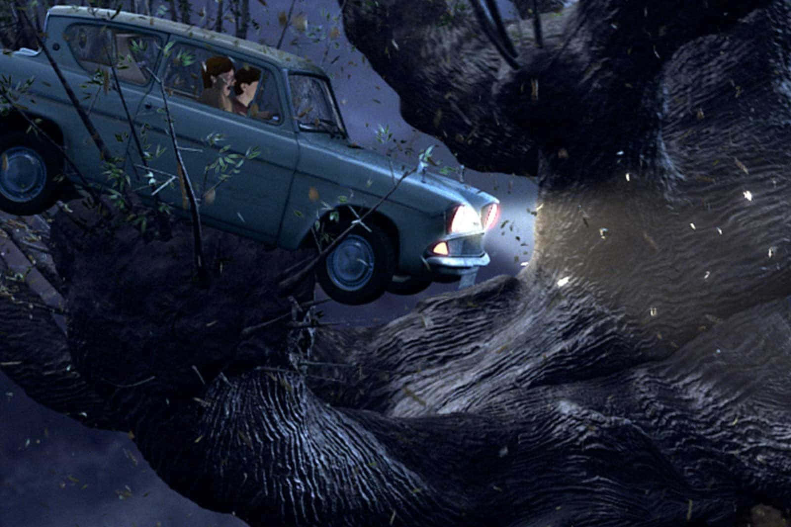 The Whomping Willow 桌布 壁紙 — 一輛載有兩名乘客的復古汽車在夜晚的黑暗森林中被一隻巨大的熊掌壓碎。
