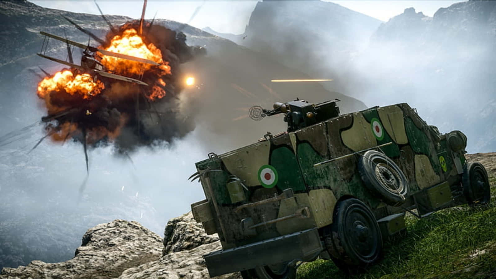 Battlefield Vehicles 桌布 壁紙 — 一輛迷彩軍車停泊在岩石山坡上，身後一架雙翼飛機在薄霧山巒背景下爆炸成熾熱的橙色。