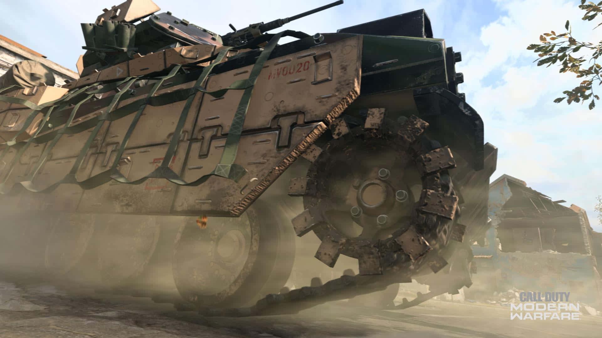 Call Of Duty Vehicles 桌布 壁紙 — 一輛重型裝甲軍用車輛在晴朗天空下，駛過被戰爭摧殘的城市街道，揚起灰塵。