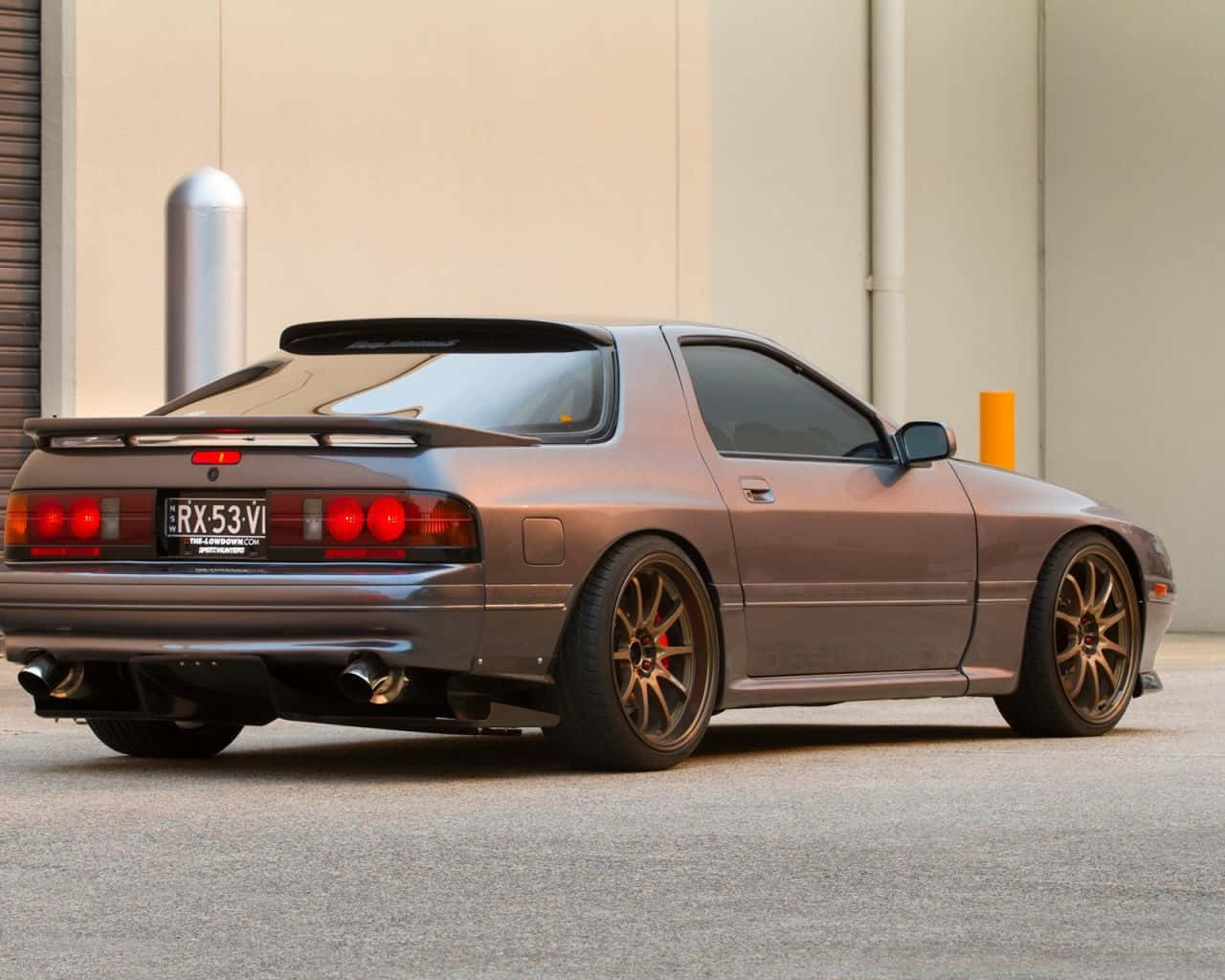 Mazda 桌布 壁紙 — 一輛金屬青銅色的日產240SX S14跑車停在混凝土上，紅色尾燈在純米色牆壁的映襯下發光。