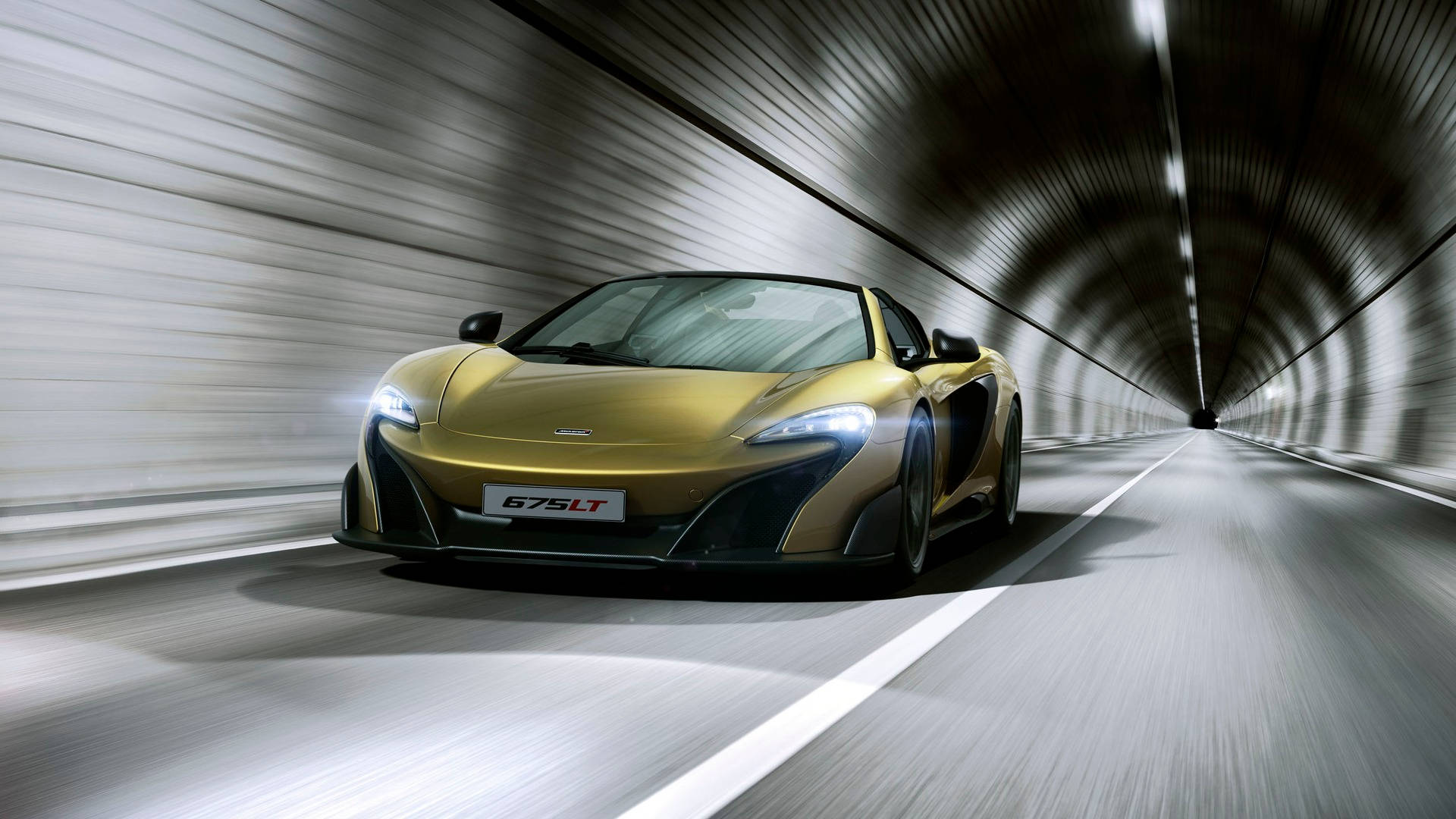 跑車 桌布 壁紙 — 一輛金色McLaren 675LT在流線型隧道中疾馳，動態模糊強調速度與力量。