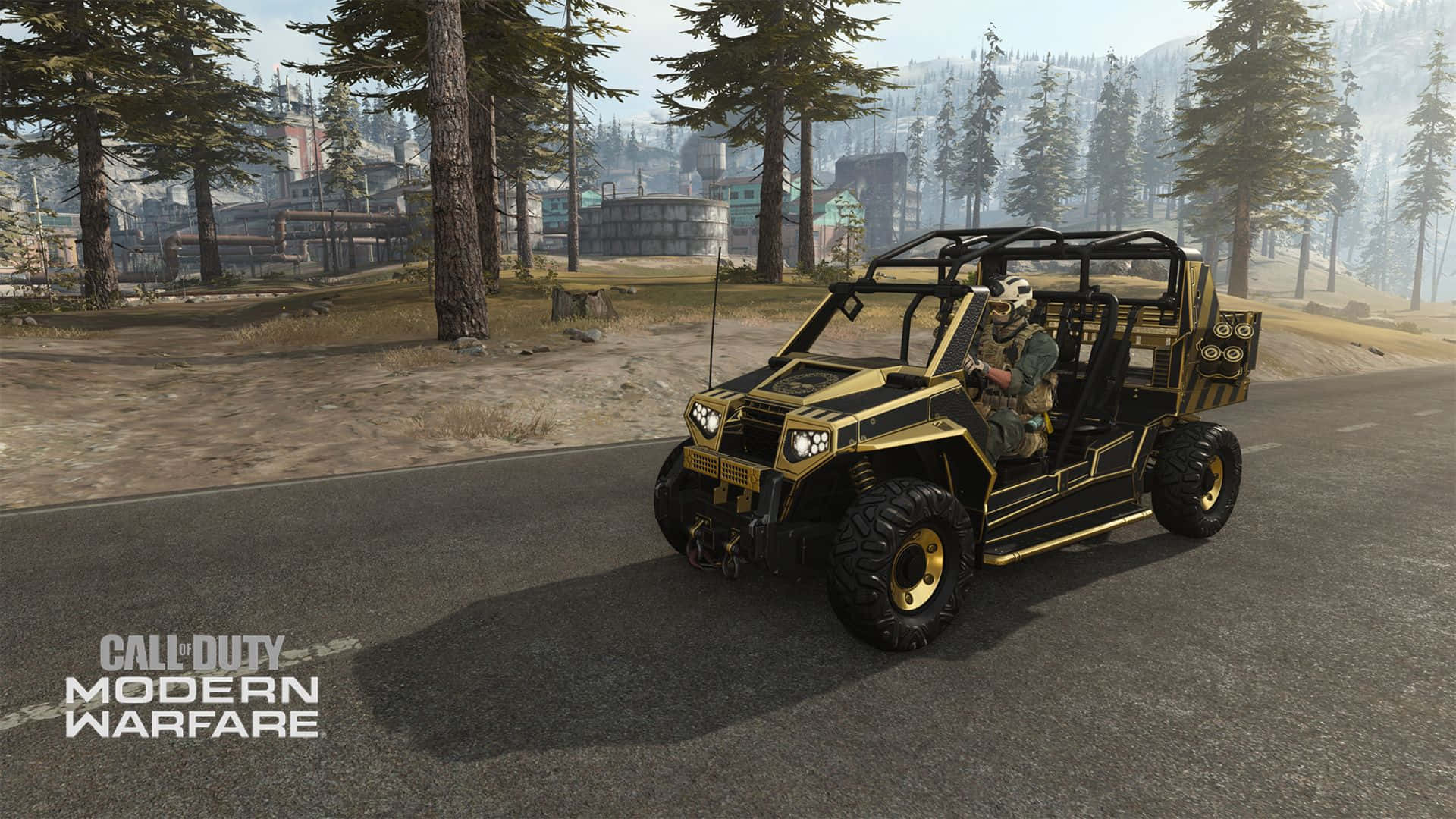 Call Of Duty Vehicles 桌布 壁紙 — 一輛金色和黑色的軍用吉普車行駛在穿過松樹林的道路上，背景是遠處的小鎮。