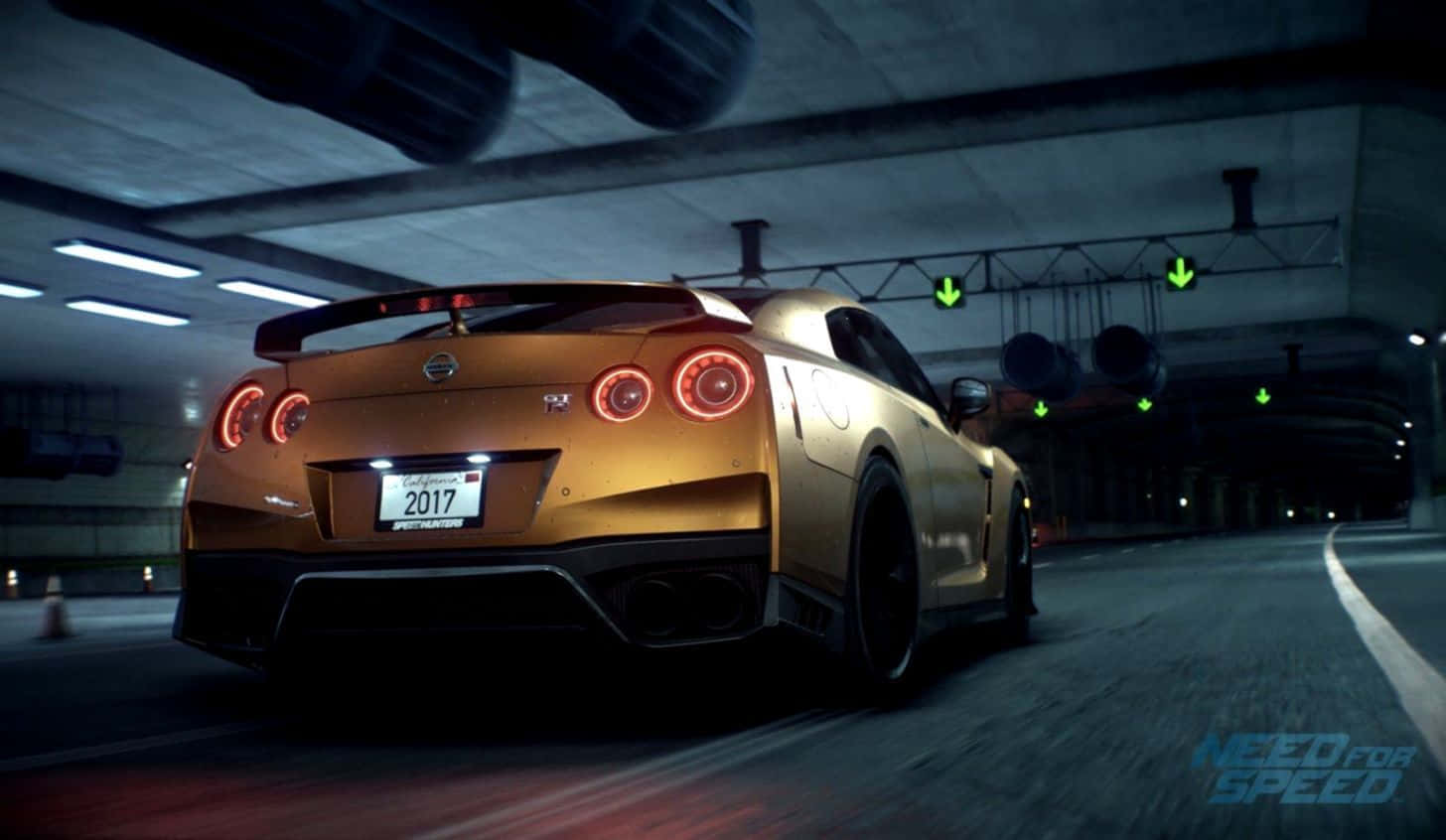 Need For Speed Payback 桌布 壁紙 — 一輛金色日產GT-R R35在光線昏暗的地下停車場中飛馳，頭頂有發光的綠色方向箭頭。