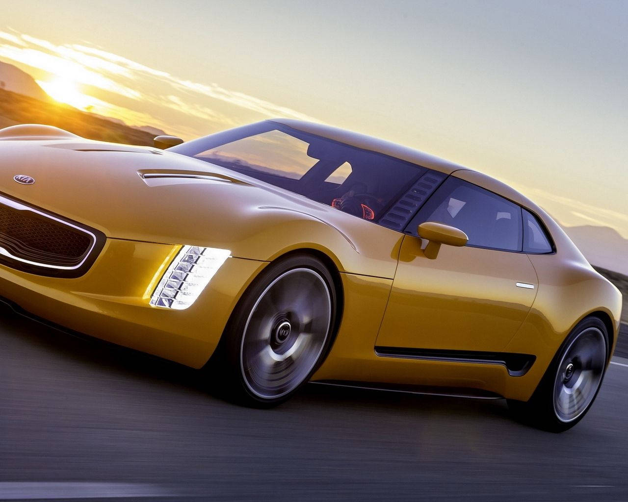 金色未來主義跑車在日落時分的沙漠公路上飛馳 — Toyota Supra Mk4 壁紙