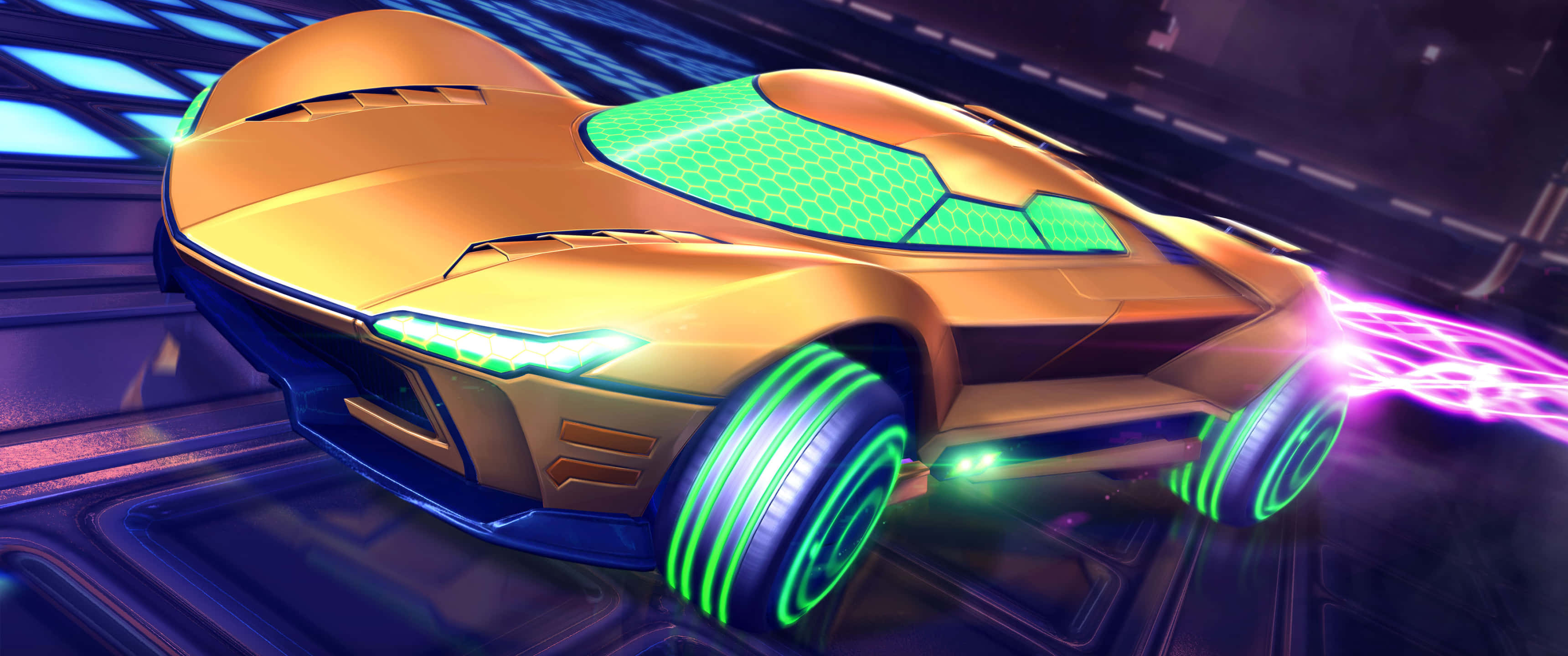3440x1440p Rocket League 桌布 壁紙 — 一輛金色未來賽車，配備發光綠色車輪，在霓虹燈賽道上疾馳，留下紫色能量軌跡。