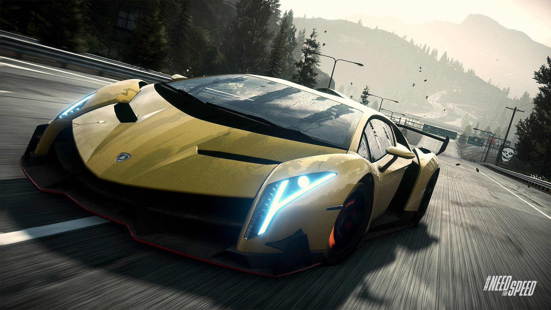 Need For Speed 桌布 壁紙 — 一輛金色藍寶堅尼跑車在樹木和山丘背景下的山區高速公路上疾馳。