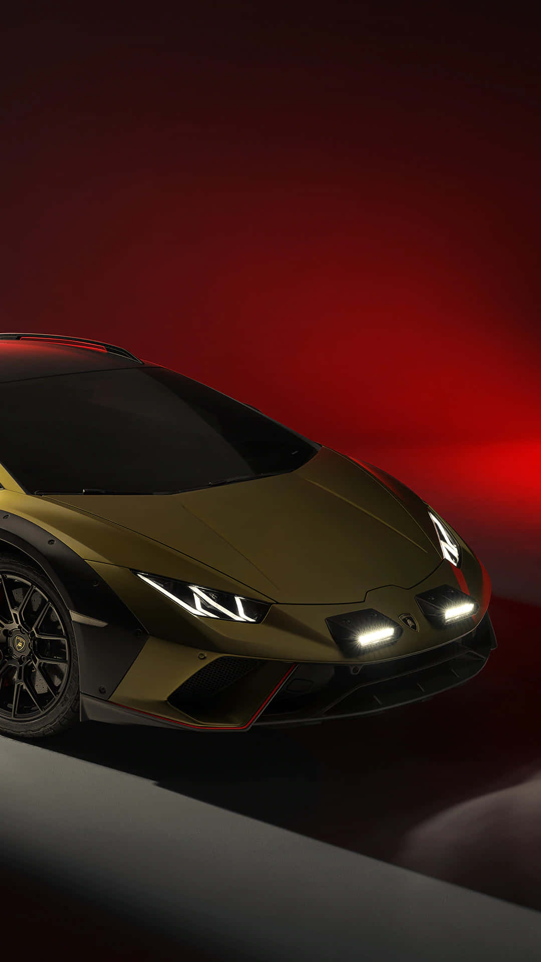 Cool Lamborghinis 桌布 壁紙 — 一輛金色藍寶堅尼跑車在黑暗的攝影棚背景下，於戲劇性的紅色燈光中閃耀。
