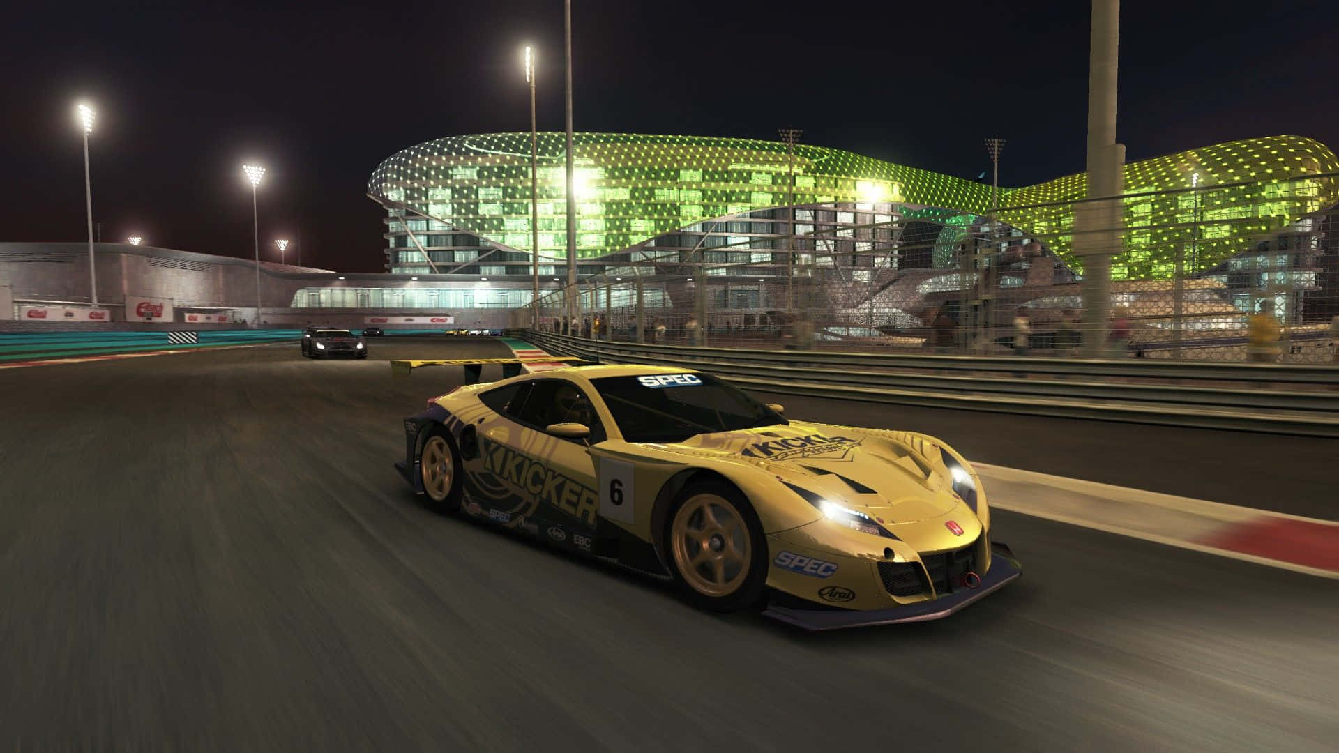 1080p Grid Autosport 桌布 壁紙 — 一輛金色賽車在夜間賽道上飛馳，背景是一個發光的綠色未來主義體育場。