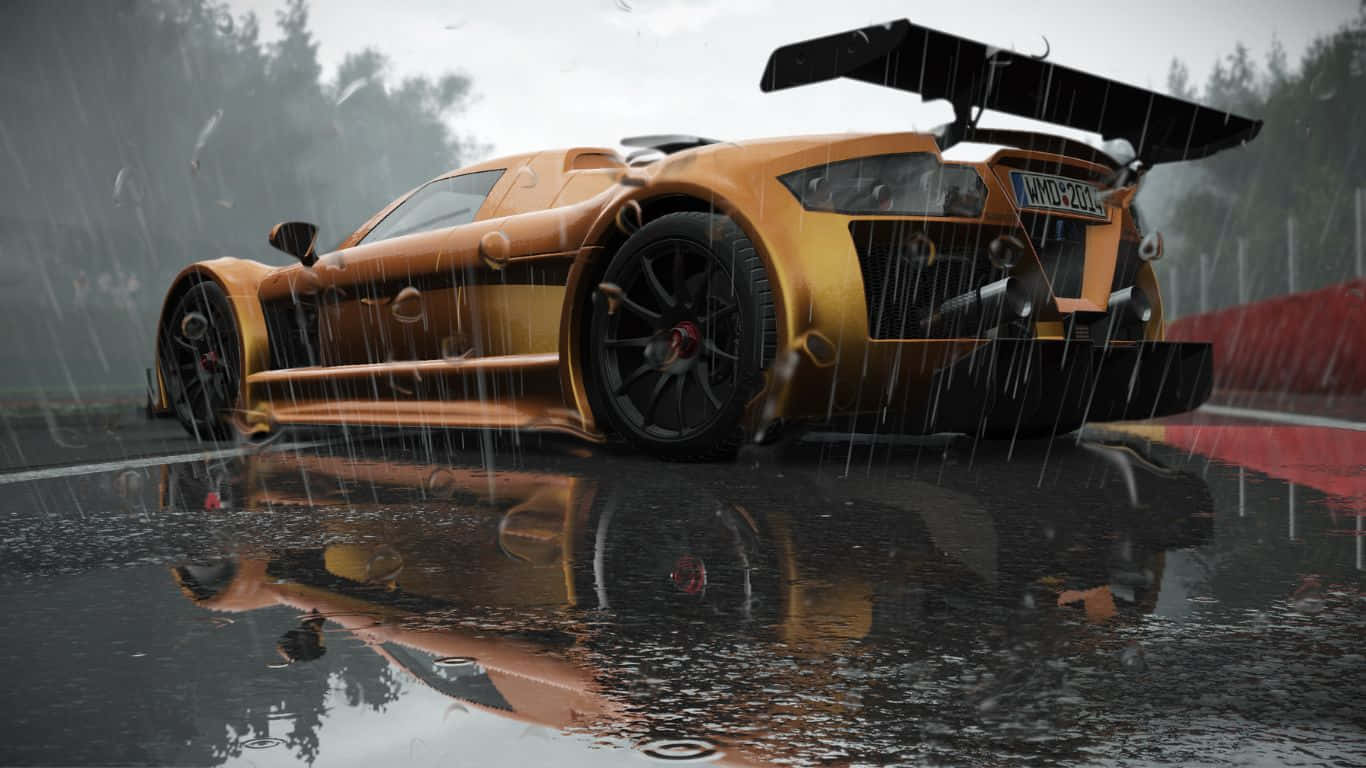 1366x768 Project Cars 桌布 壁紙 — 一輛金色賽車帶有大型尾翼，在濕滑的賽道上高速行駛，賽道反射出它的輪廓。