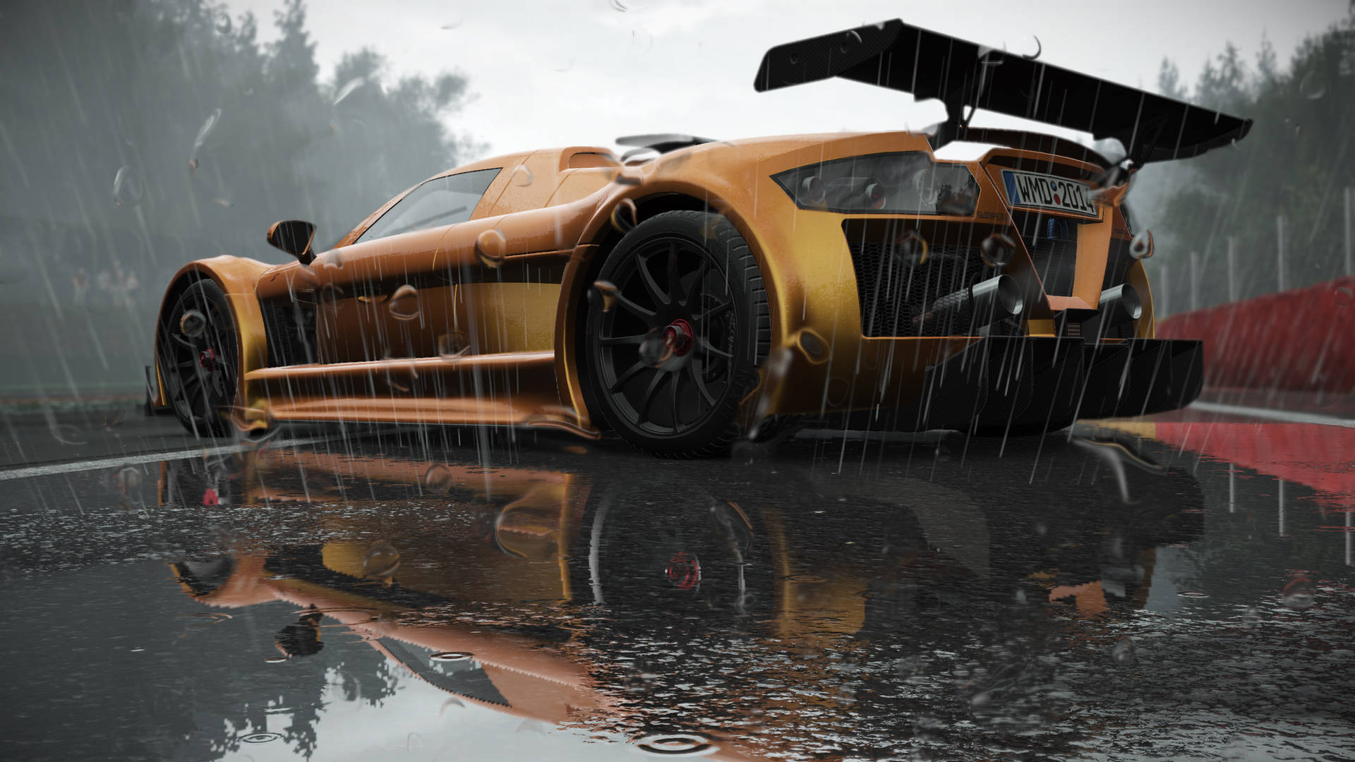 金色賽車在雨中濕滑賽道上奔馳，帶有倒影 — 下雨 GIF 壁紙