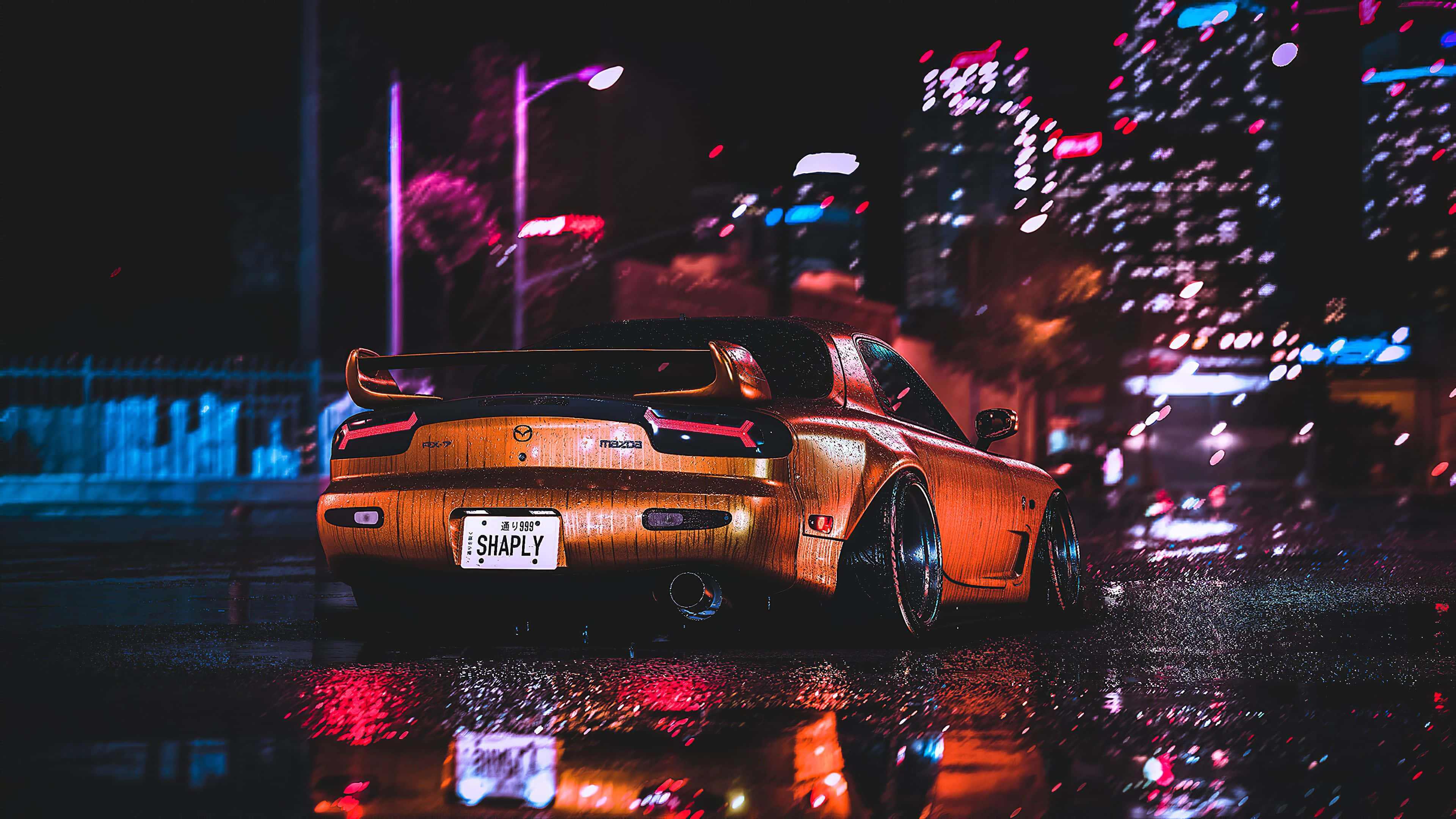 Aesthetic Car 桌布 壁紙 — 一輛金色跑車在夜間濕漉漉的城市街道上閃閃發光，在雨水浸濕的水坑中反射出霓虹燈光。