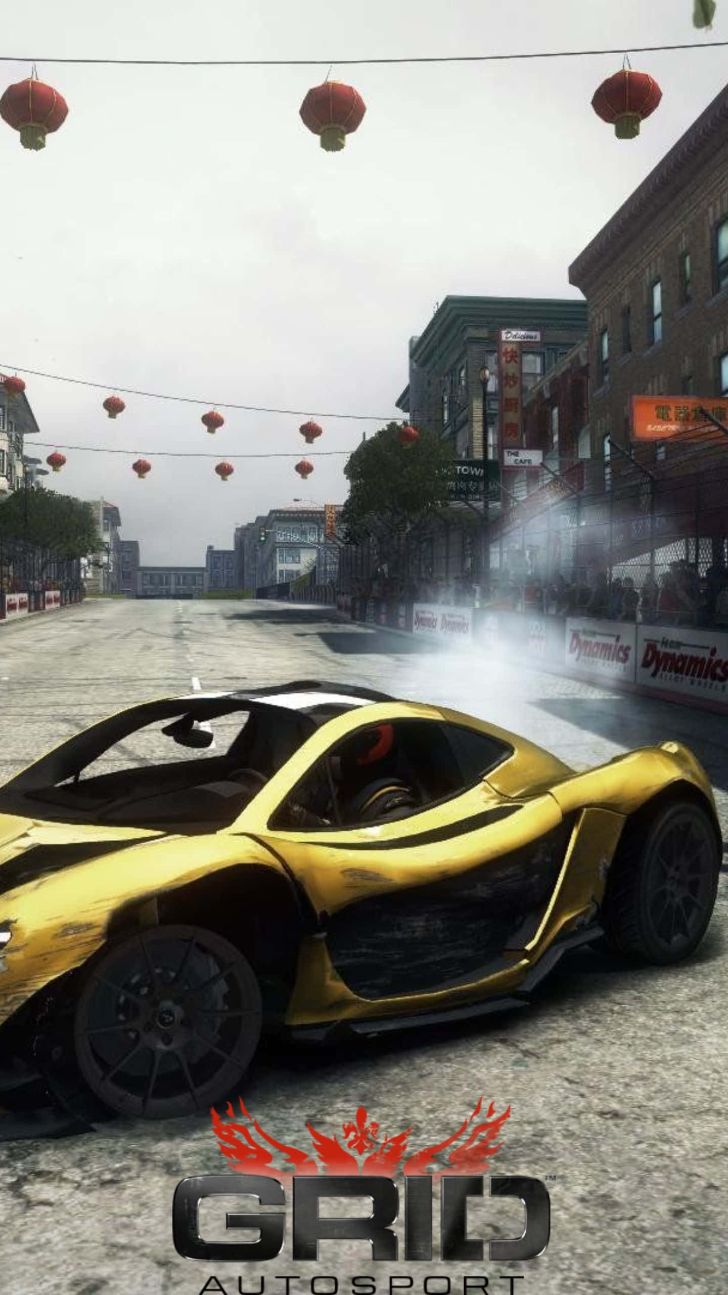Android Grid Autosport 桌布 壁紙 — 一輛金色跑車在濕滑的城市街道上漂移，下方有紅色燈籠，並帶有「GRID AUTOSPORT」標誌。