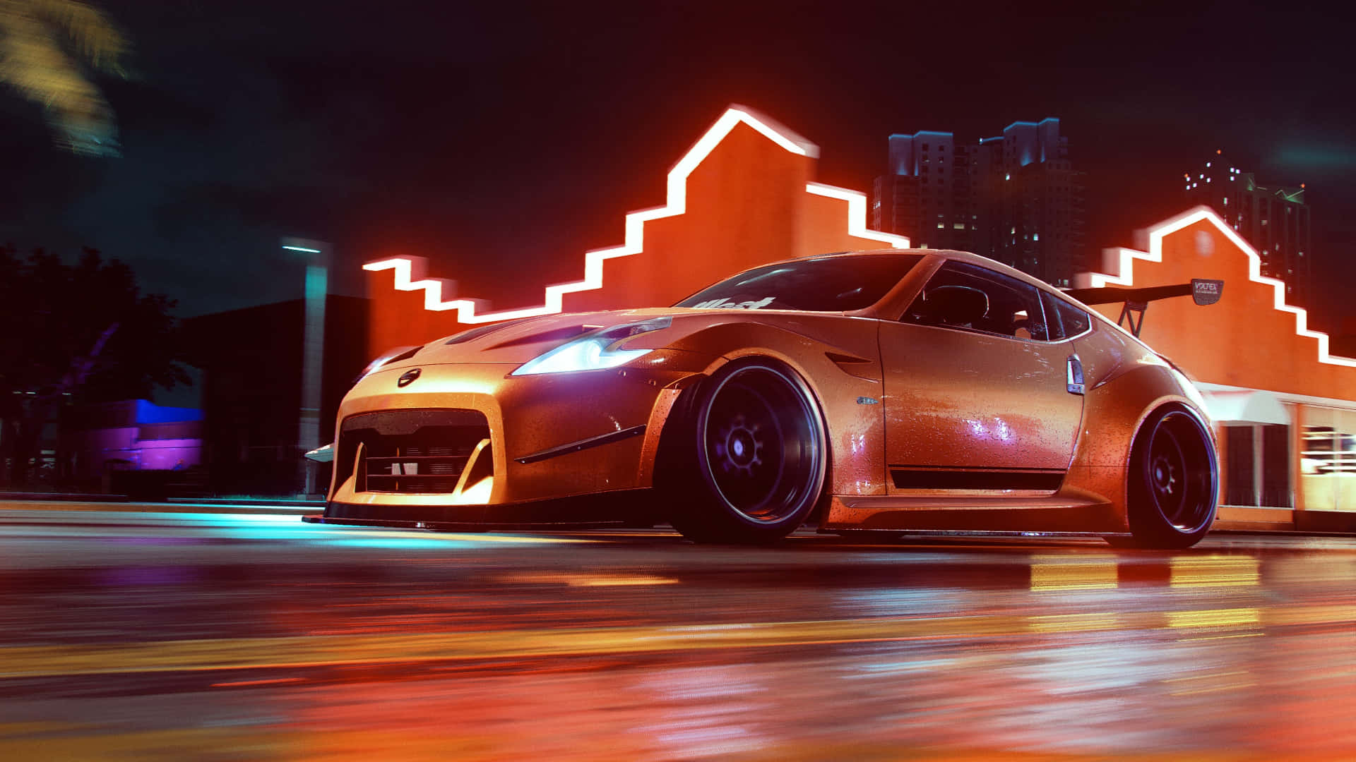 Nissan 370z 桌布 壁紙 — 一輛金色跑車在霓虹燈照亮的城市夜街上高速飛馳，帶有動態模糊和閃爍倒影。