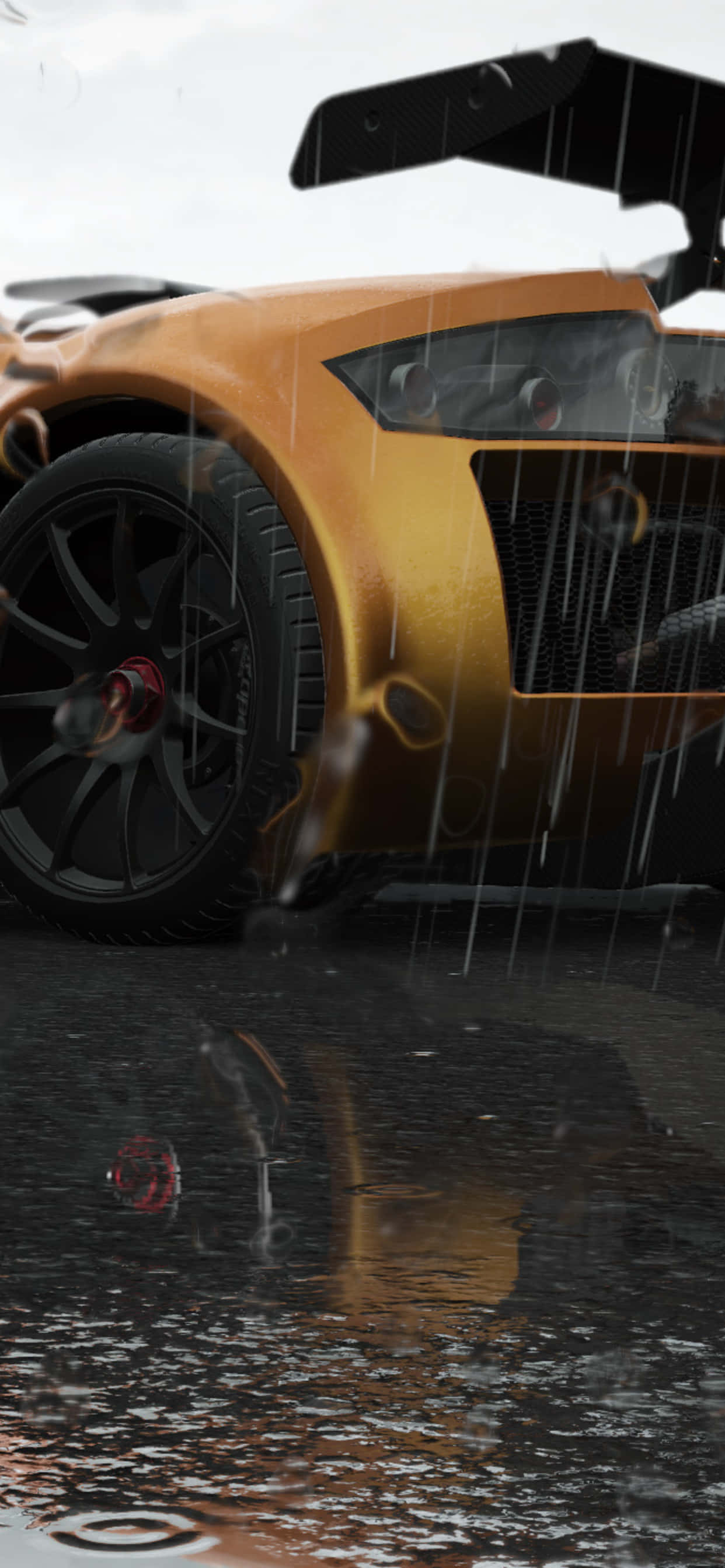電玩遊戲 桌布 壁紙 — 一輛金色跑車帶有後翼，在暴雨中佇立，其倒影在濕漉漉的路面上閃爍。