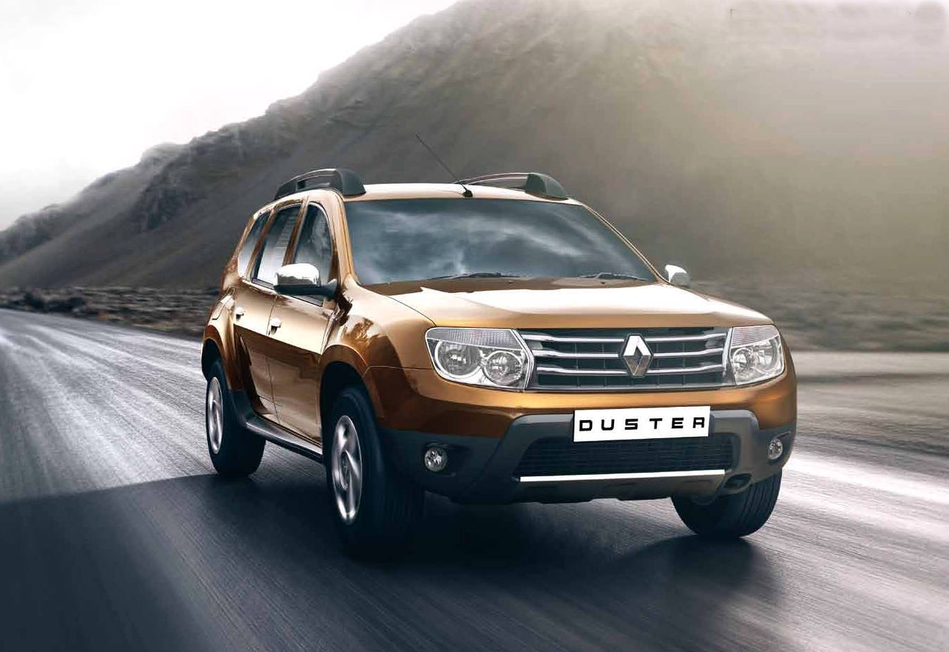 Renault 桌布 壁紙 — 一輛金色雷諾Duster SUV在蜿蜒的山路上動態行駛，天空朦朧。