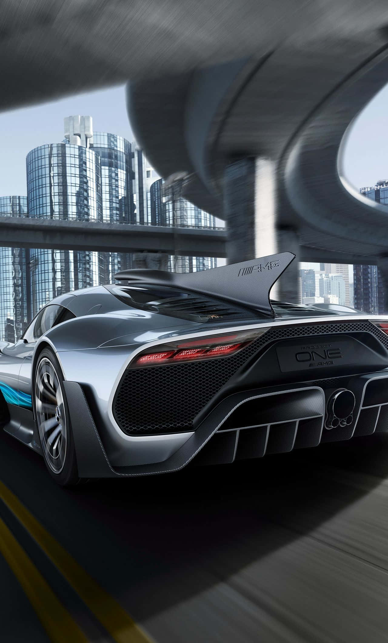 Mercedes 桌布 壁紙 — 一輛銀色 Bugatti One-164 超跑在未來主義的混凝土高架橋下疾馳，背景是玻璃摩天大樓。