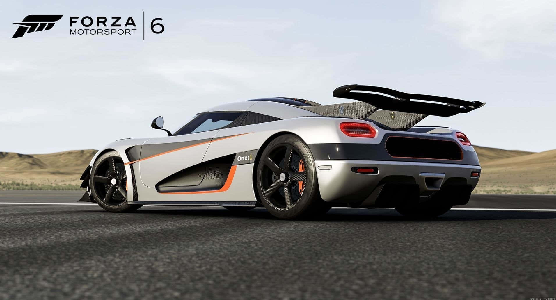 電玩遊戲 桌布 壁紙 — 一輛銀色 Koenigsegg One:1 超級跑車，帶有橙色飾邊和大型後擾流板，停在晴朗天空下的沙漠景觀中的瀝青路上。