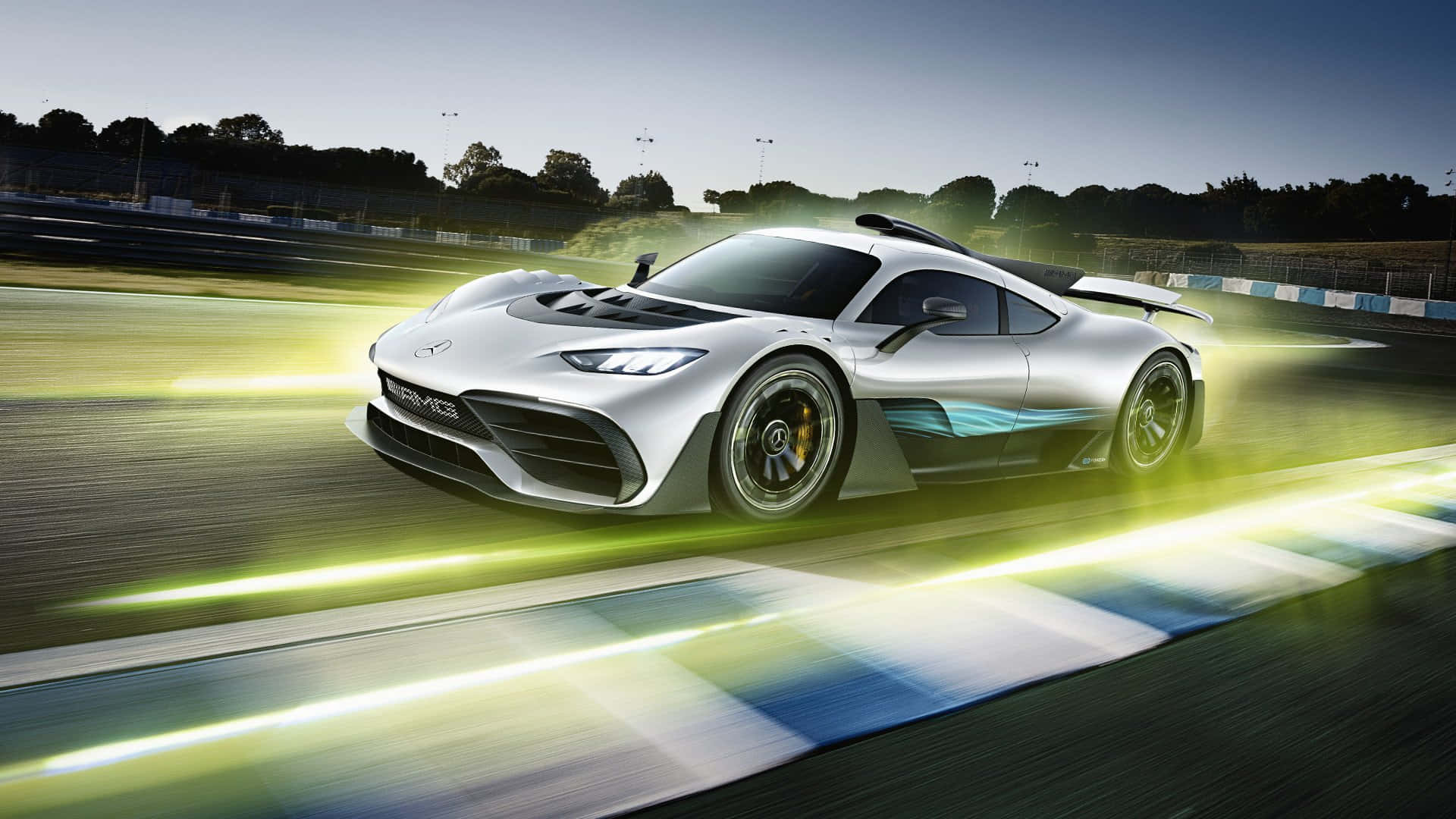 跑車 桌布 壁紙 — 一輛銀色 Mercedes-AMG ONE 超級跑車在暮色天空下奔馳，留下發光的綠色運動軌跡。