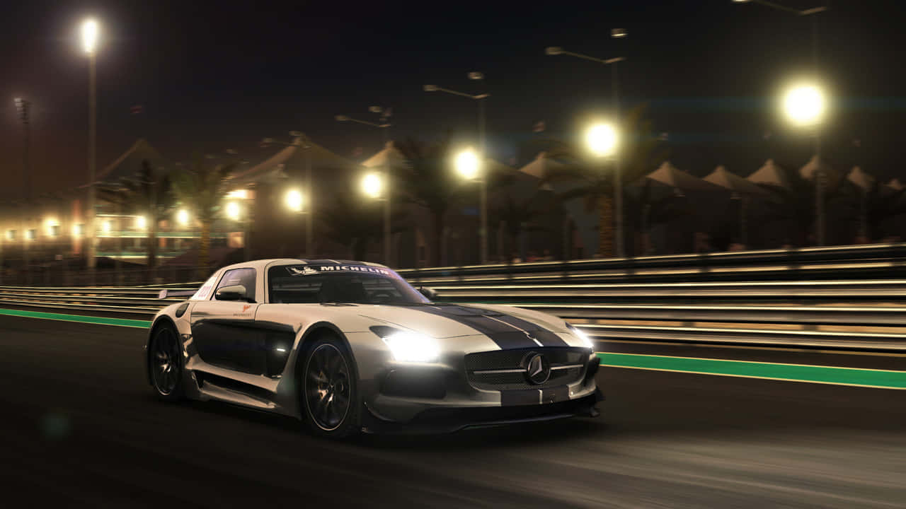 720p Grid Autosport 桌布 壁紙 — 一輛銀色 Mercedes-AMG SLS GT3 賽車在夜間於燈光璀璨的賽道上疾馳，帶有模糊的動感和閃爍的路燈。