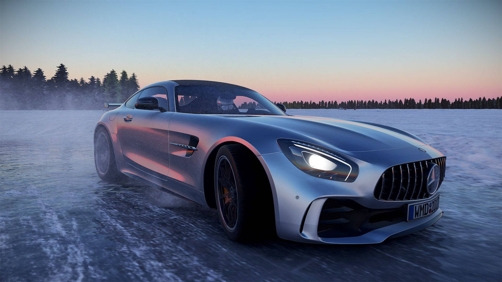 cars 桌布 壁紙 — 一輛銀色 Mercedes-AMG GT 在日落時分的冰凍湖面上飄移，遠處有松樹。