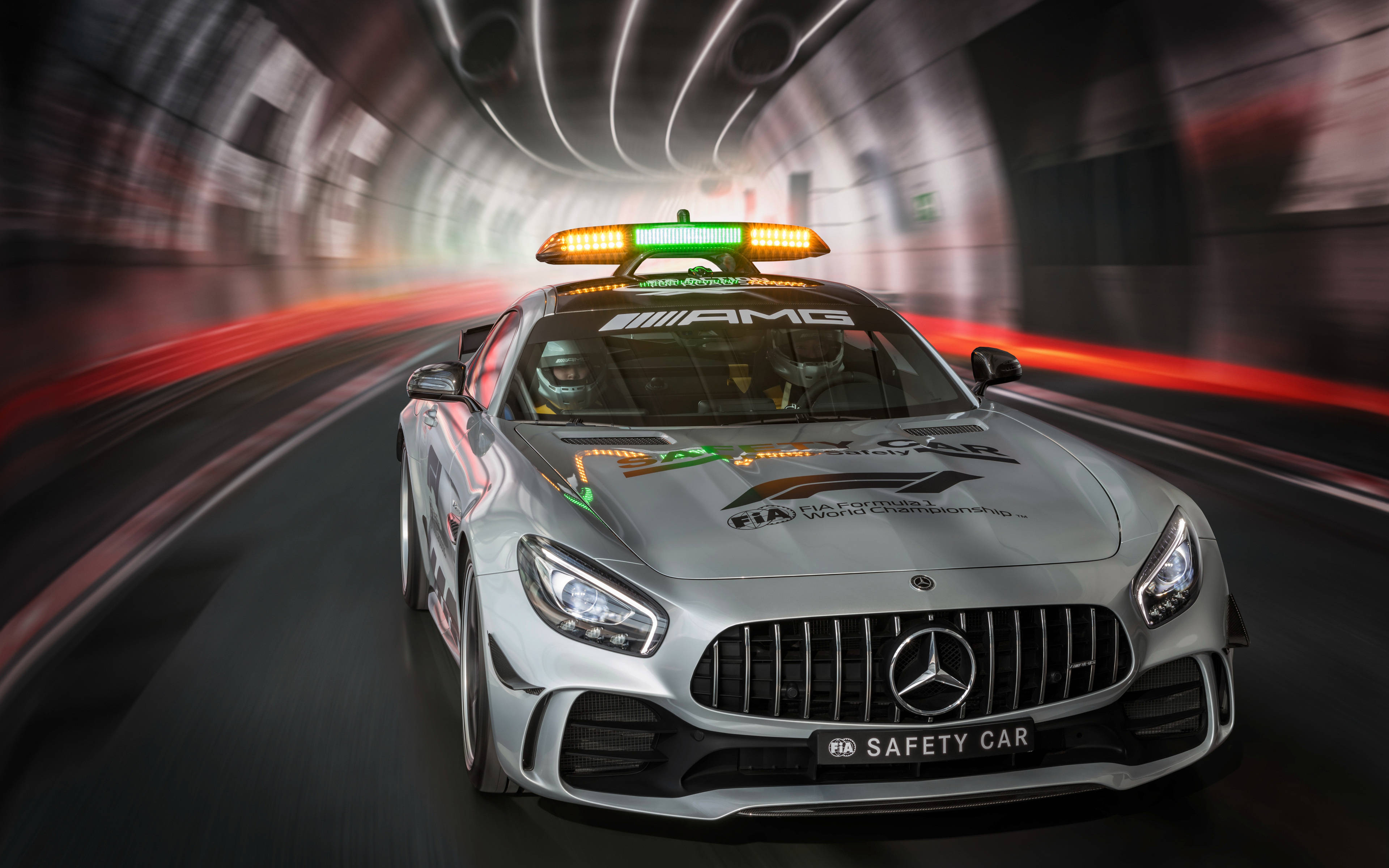 Gtr 桌布 壁紙 — 一輛銀色 Mercedes-AMG FIA 安全車在隧道中疾馳，帶有紅色和白色燈光的動態模糊痕跡。