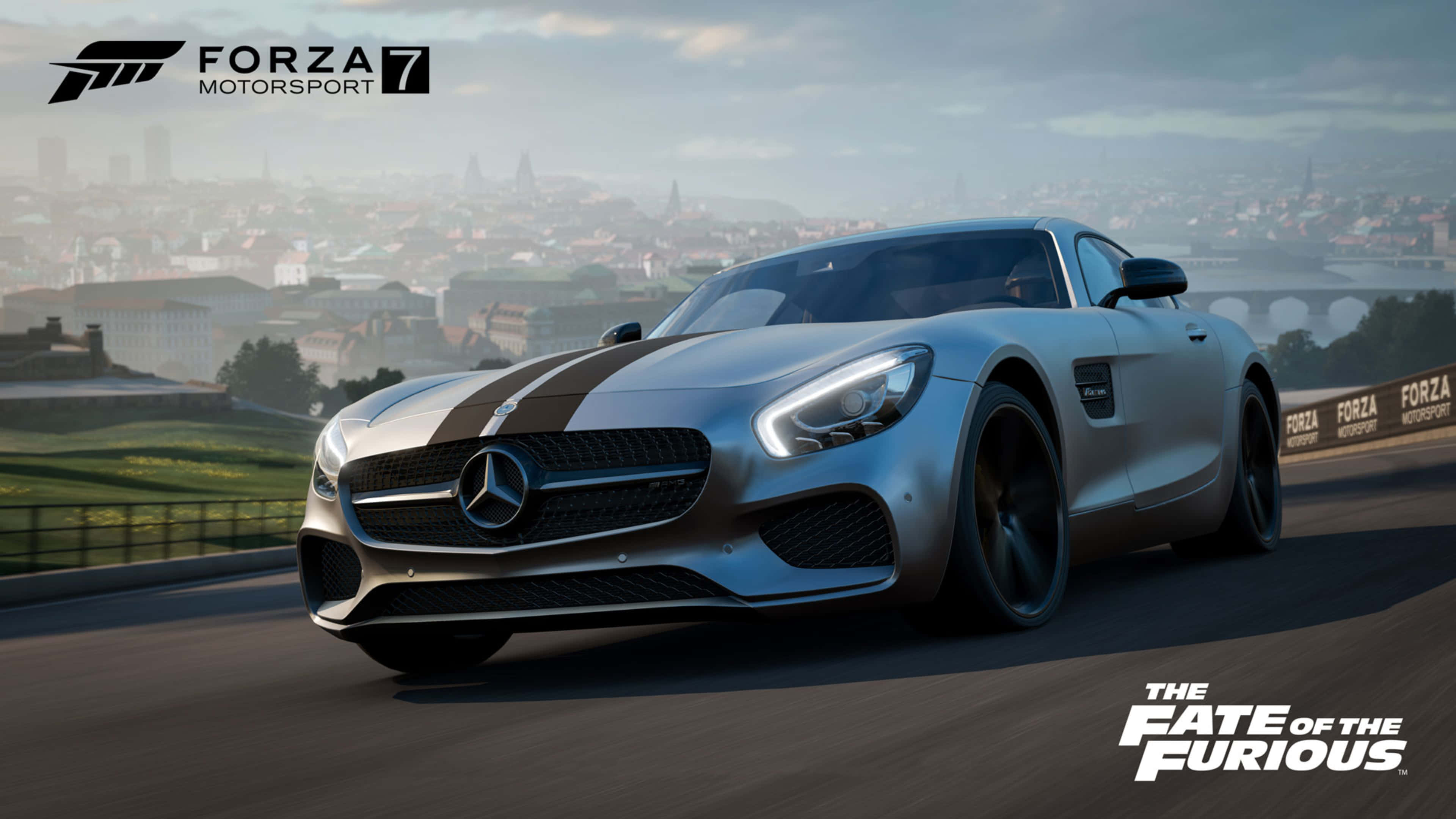電玩遊戲 桌布 壁紙 — 一輛銀色 Mercedes-AMG GT S 賽車沿著蜿蜒的道路疾馳，背景是朦朧的城市天際線。