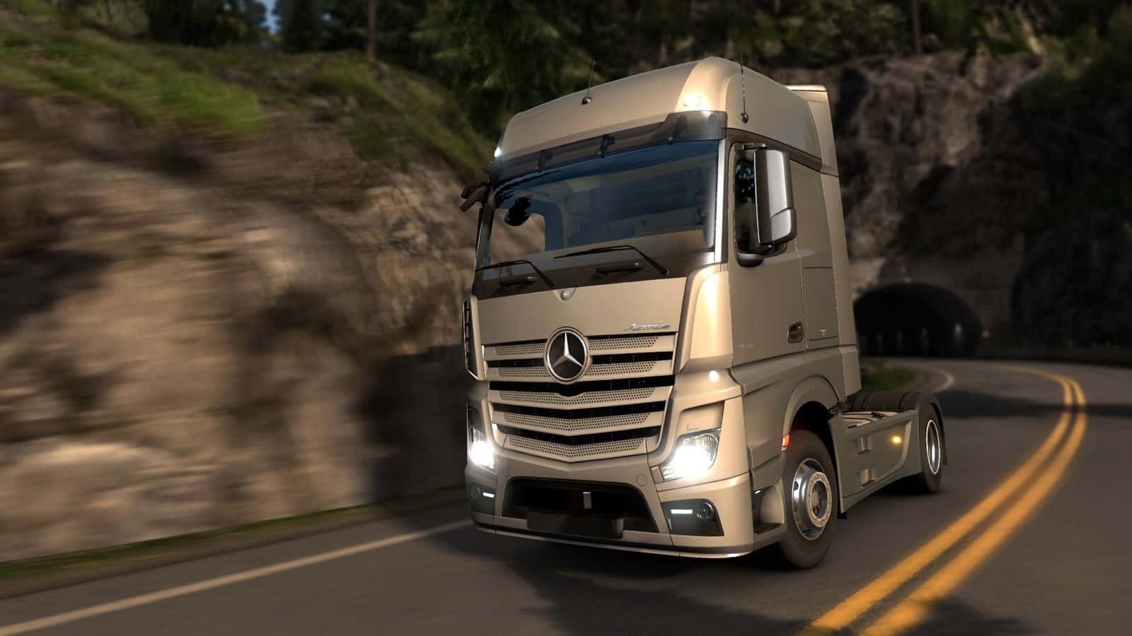 Simulation Games 桌布 壁紙 — 一輛銀色 Mercedes-Benz 半掛卡車沿著蜿蜒的山路疾馳，前方有模糊的綠樹和隧道。
