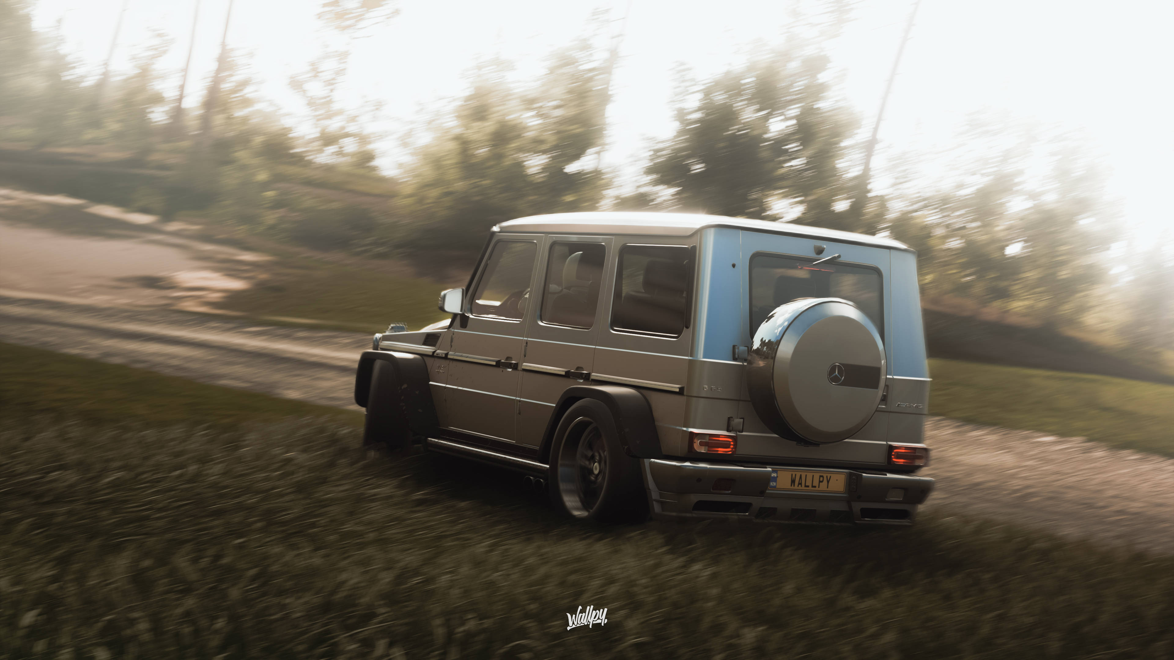 Horizon 桌布 壁紙 — 一輛銀色 Mercedes G-Wagen 在森林道路上疾馳，帶有動態模糊效果，金色陽光穿過樹林灑下。
