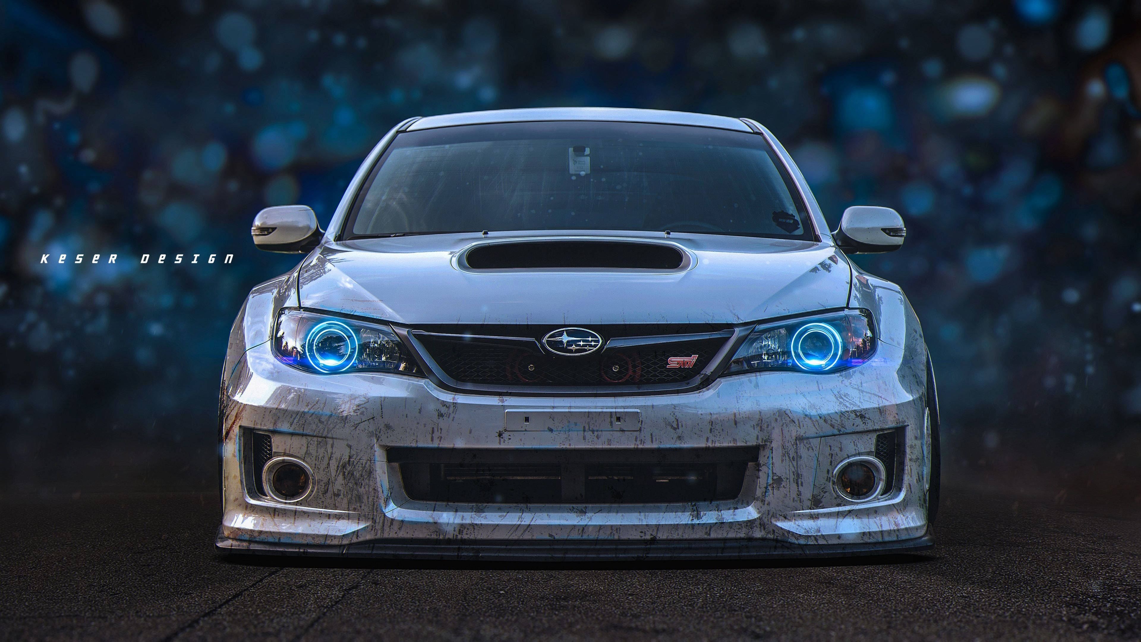 昴 桌布 壁紙 — 一輛銀色 Subaru STI 飄移車，帶有發光的藍色頭燈和泥濘飛濺，正面朝向黑暗的散景背景。