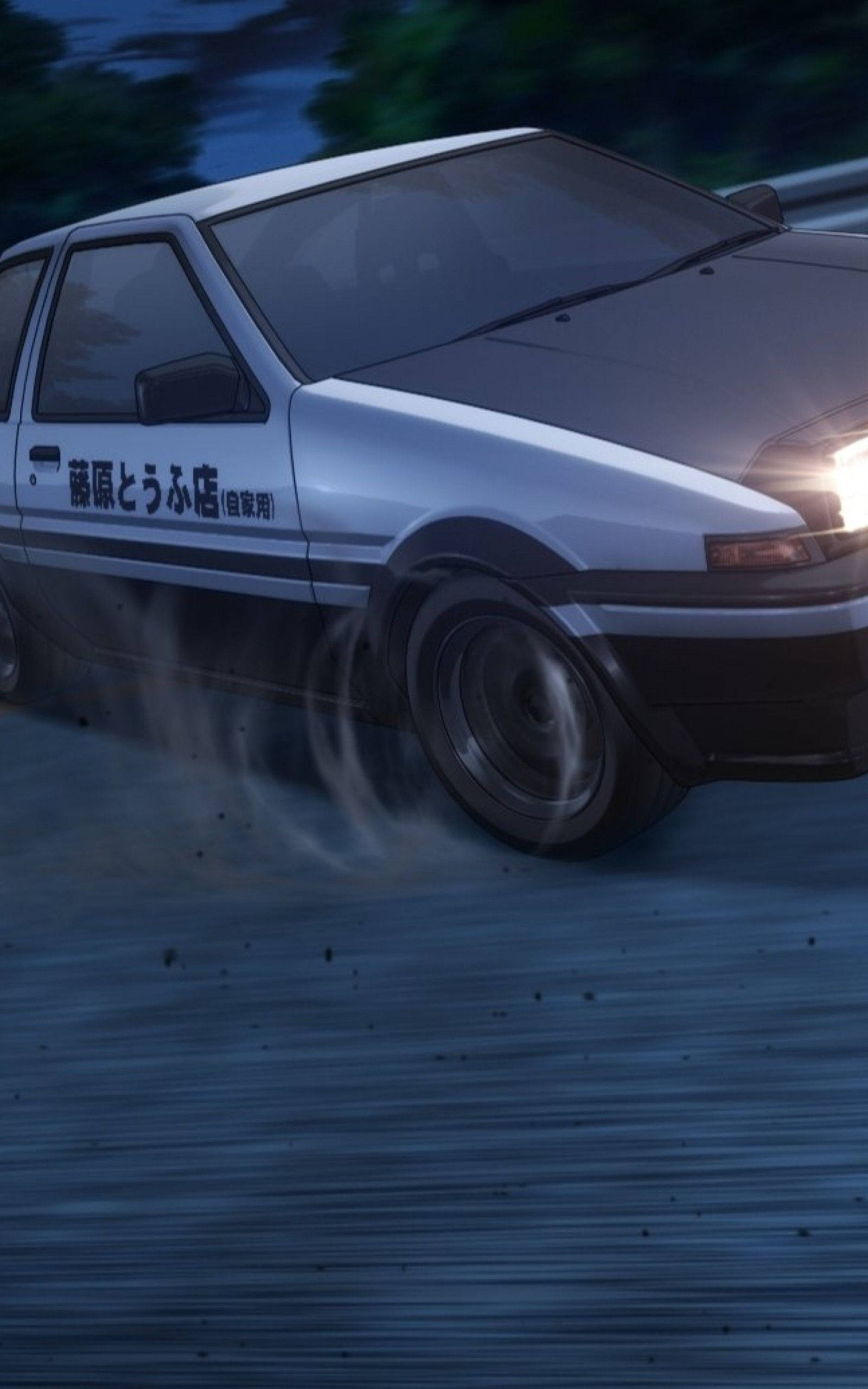 Initial 桌布 壁紙 — 一輛銀色AE86在夜間飄移，發光的頭燈在潮濕的道路上揚起霧氣。