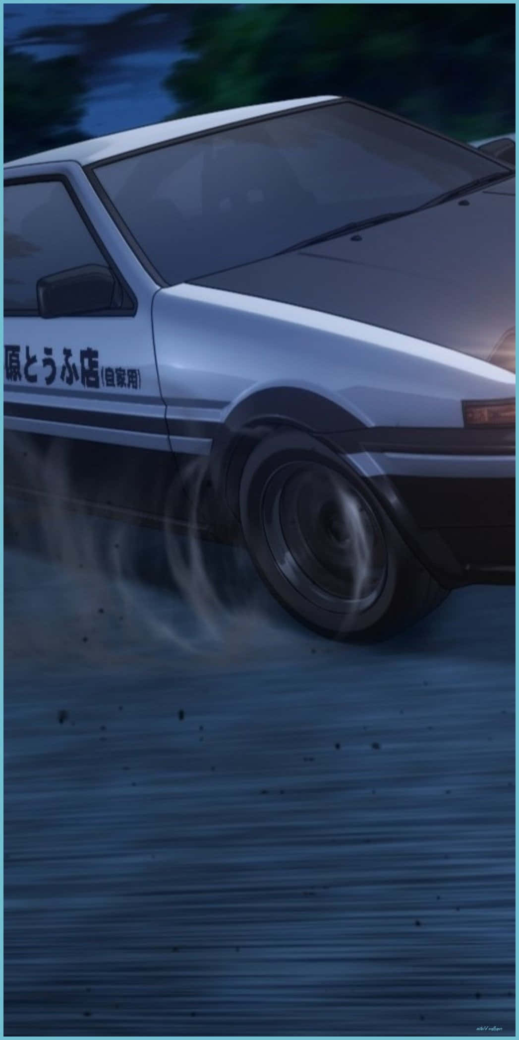 手機 桌布 壁紙 — 一輛銀色AE86在黃昏天空下的潮濕道路上高速飄移，帶有模糊的動態和水花。
