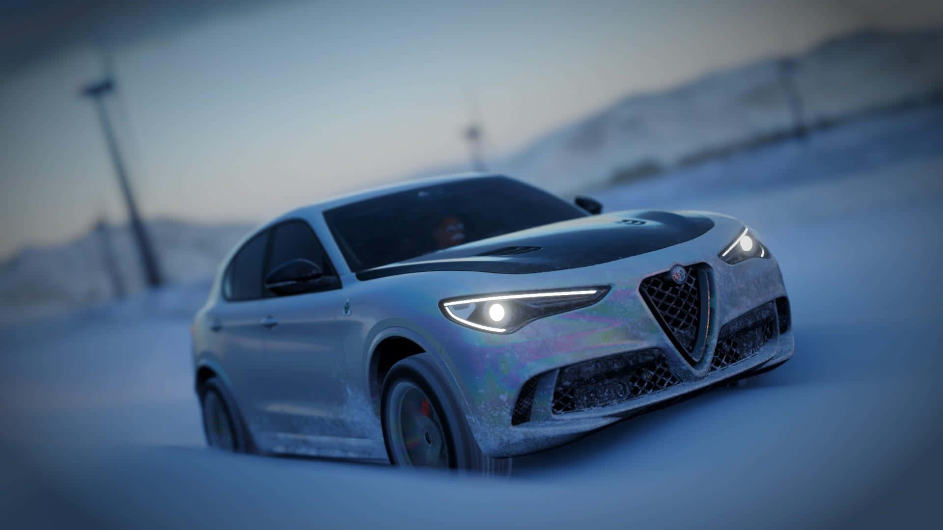 Alfa Romeo Stelvio 桌布 壁紙 — 一輛銀色Alfa Romeo SUV在暮色天空下行駛於雪地，車頭燈亮起。