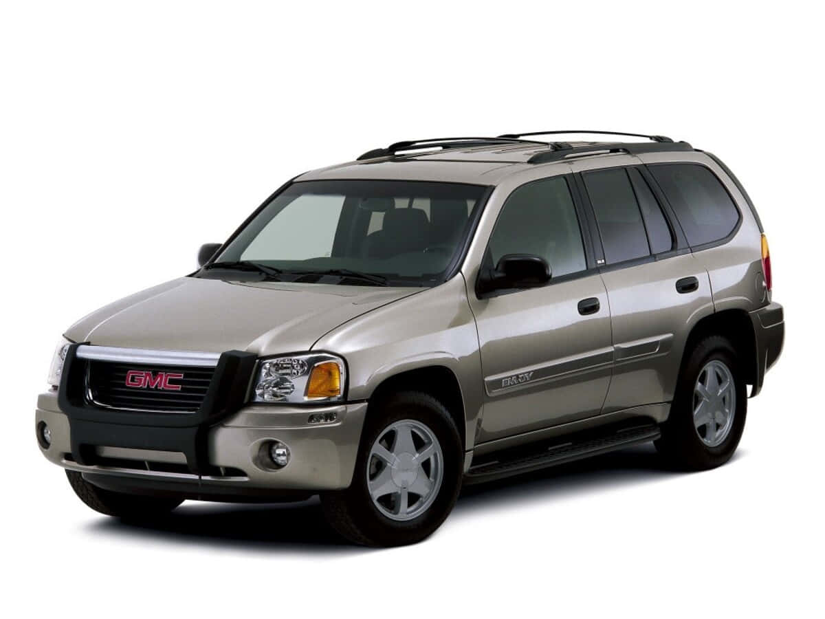 Gmc Envoy 桌布 壁紙 — 一輛銀色GMC Envoy SUV，配備車頂行李架和鍍鉻飾件，在純白背景下拍攝。