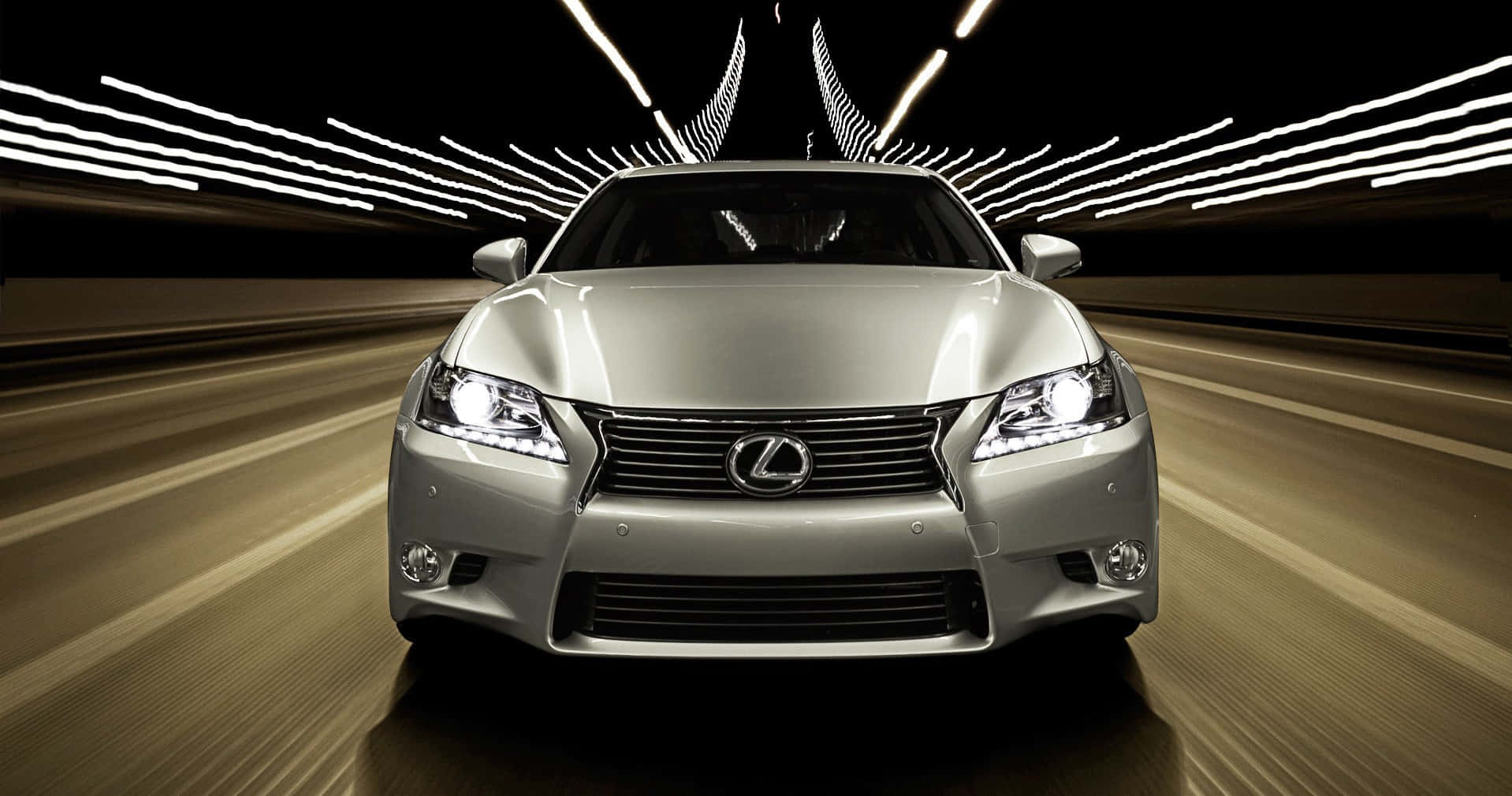 Lexus Gs 桌布 壁紙 — 一輛銀色Lexus房車在隧道中疾馳，流動的光線營造出高速行駛的感覺。