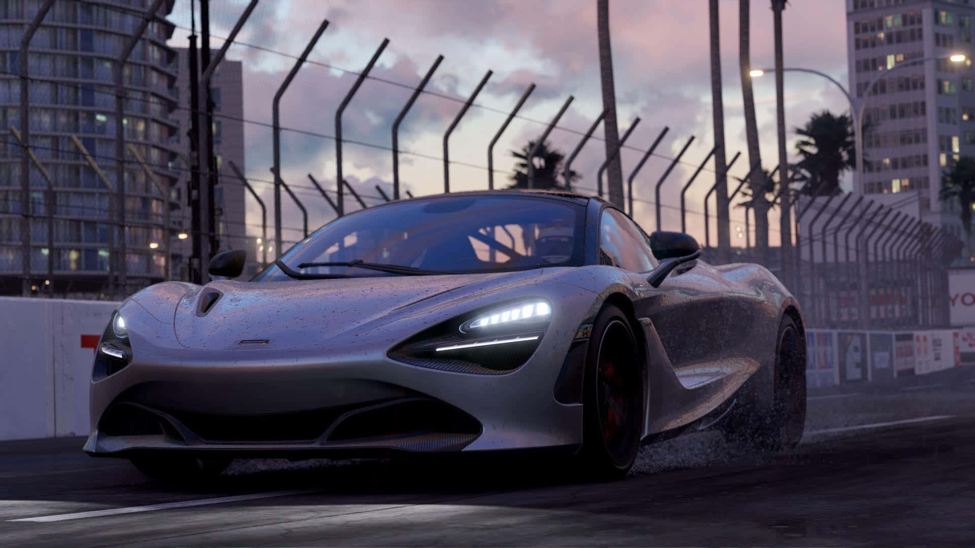 Best Project Cars 2 桌布 壁紙 — 一輛銀色McLaren跑車在黃昏時分的賽道上飄移，背景有棕櫚樹和城市建築。
