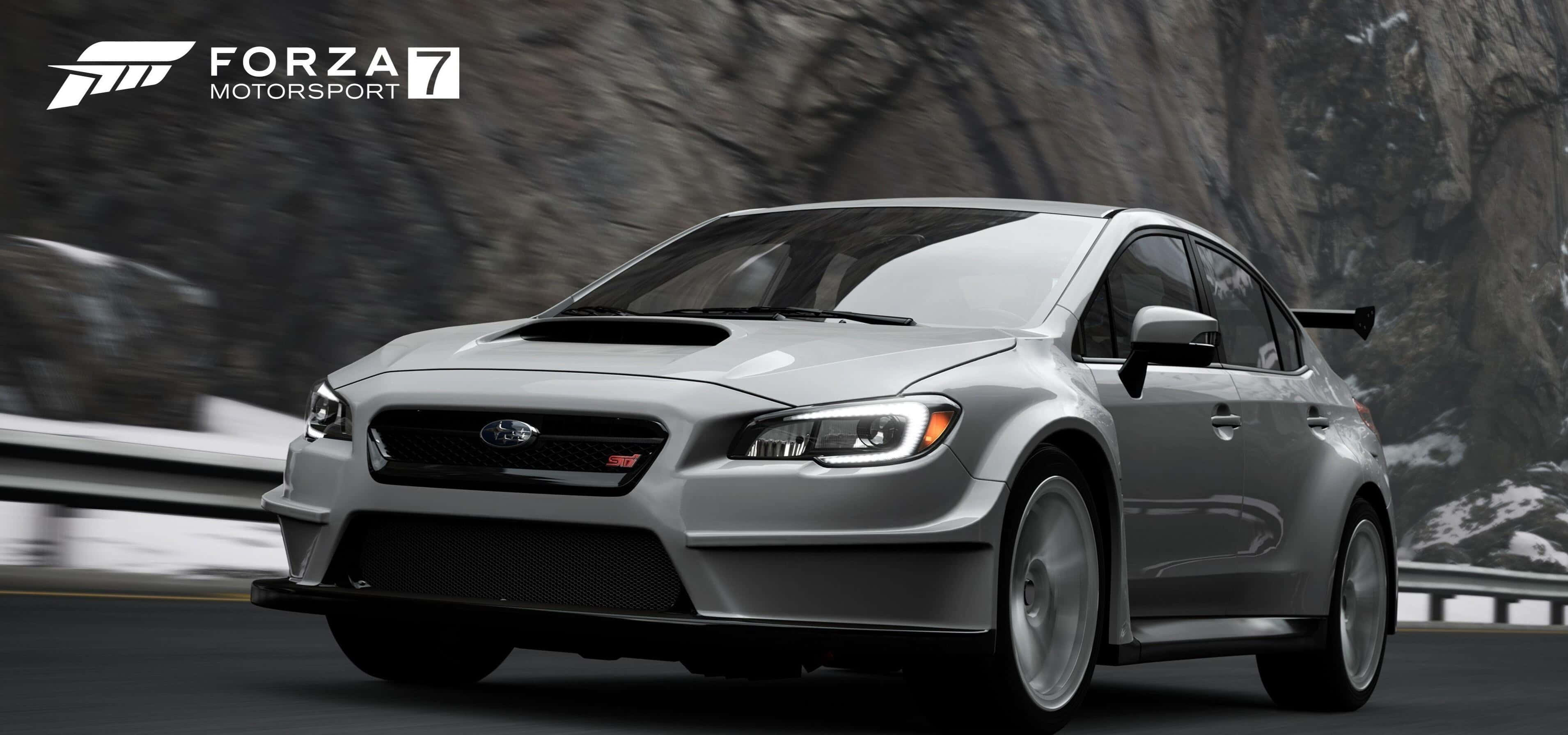Forza Motorsport 7 桌布 壁紙 — 一輛銀色Subaru WRX STI在《極限競速7》中沿著積雪的山路飛馳，背景有動態模糊和岩石峭壁。