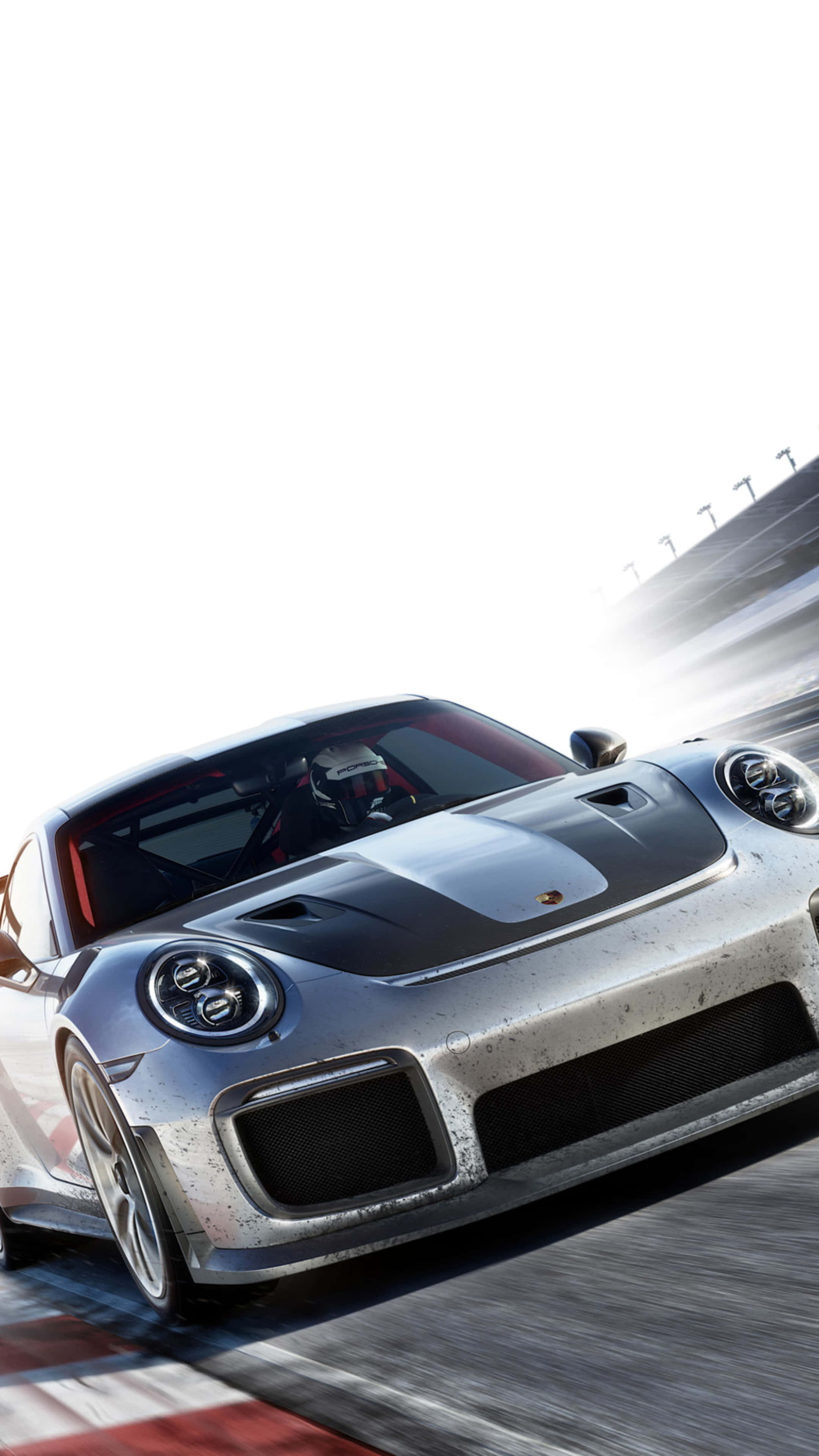 電玩遊戲 桌布 壁紙 — 一輛銀色保時捷911 GT1賽車在賽道上高速行駛，帶有動態模糊和明亮的天空背景。