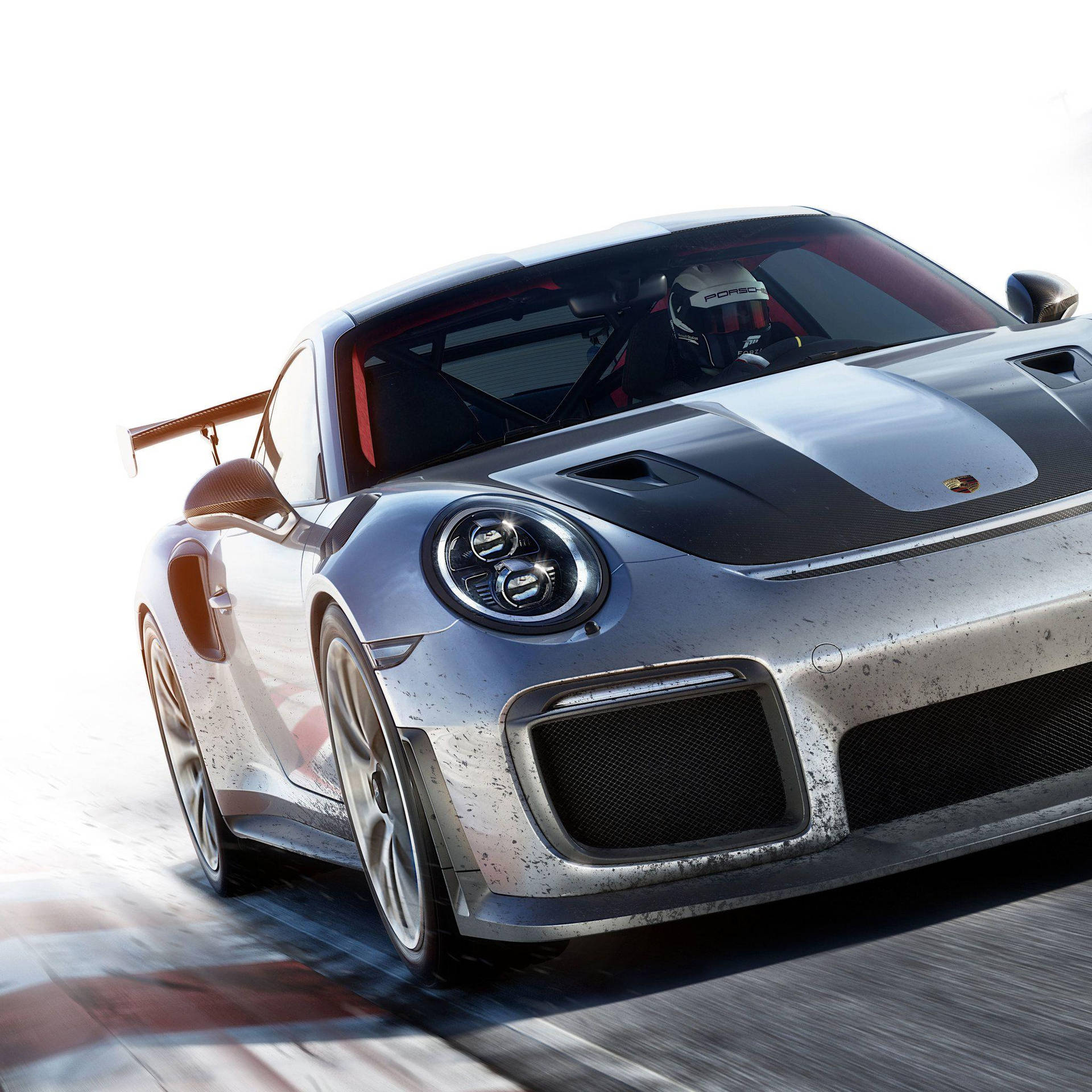 銀色保時捷911 GT2 RS賽車在賽道上奔馳，車身有泥土濺污。