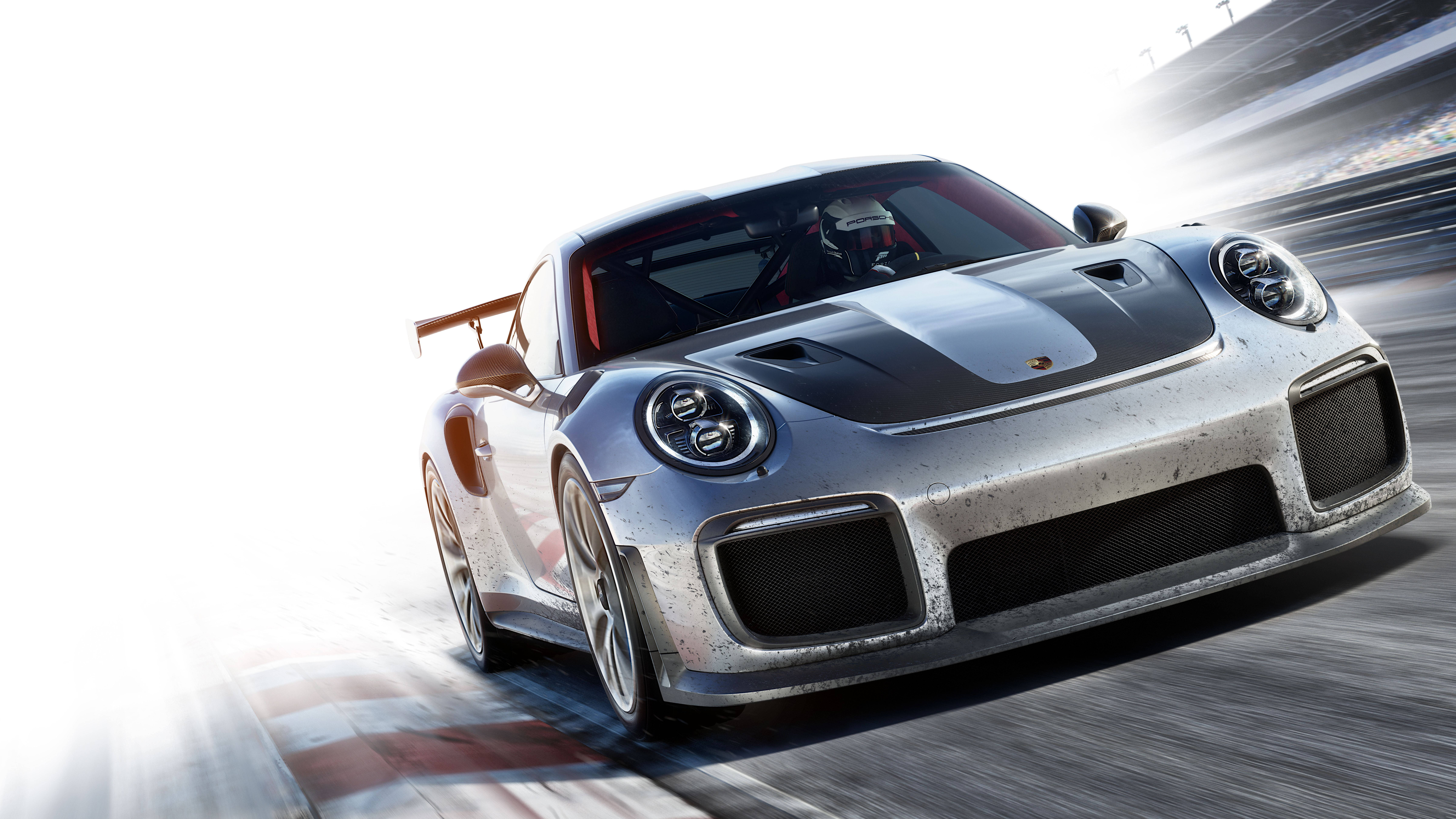 8K 桌布 壁紙 — 一輛銀色保時捷911 GT2 RS在賽道上高速奔馳，帶有動態模糊和明亮陽光。