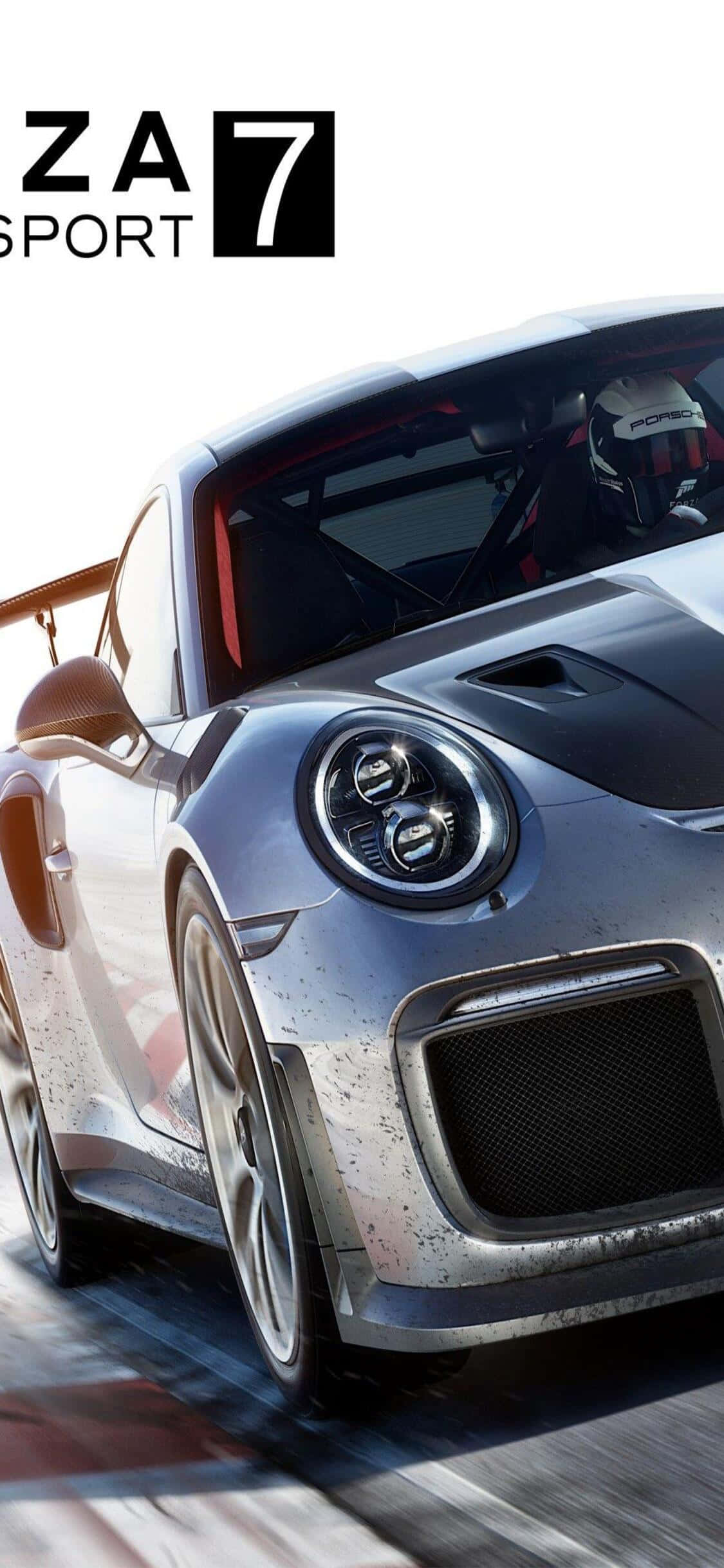 電玩遊戲 桌布 壁紙 — 一輛銀色保時捷911 GT3 RS在賽道上奔馳，車身濺滿泥土，車內可見戴頭盔的車手。