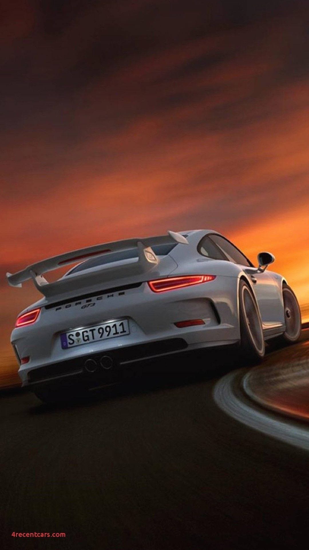 銀色保時捷911 GT3在日落時分的彎曲道路上疾馳。 — 保時捷 GIF 壁紙